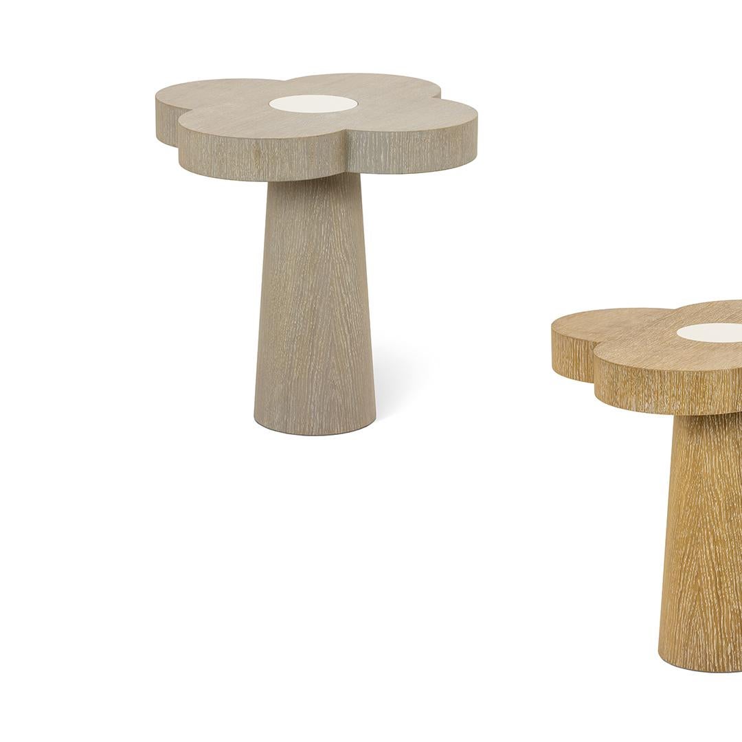 Set aus zwei geometrischen Blumenbeistelltischen aus gekalkter Eiche mit Quarzintarsien (Portugiesisch) im Angebot