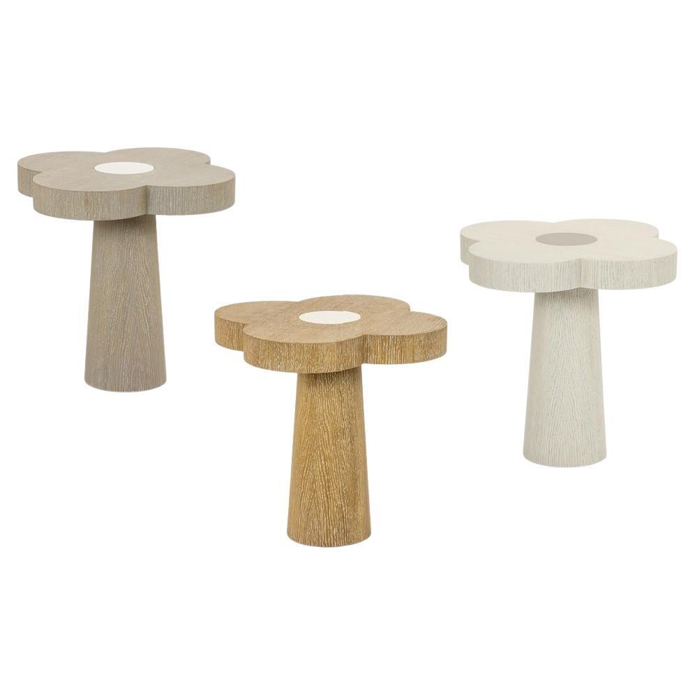 Set aus zwei geometrischen Blumenbeistelltischen aus gekalkter Eiche mit Quarzintarsien im Angebot