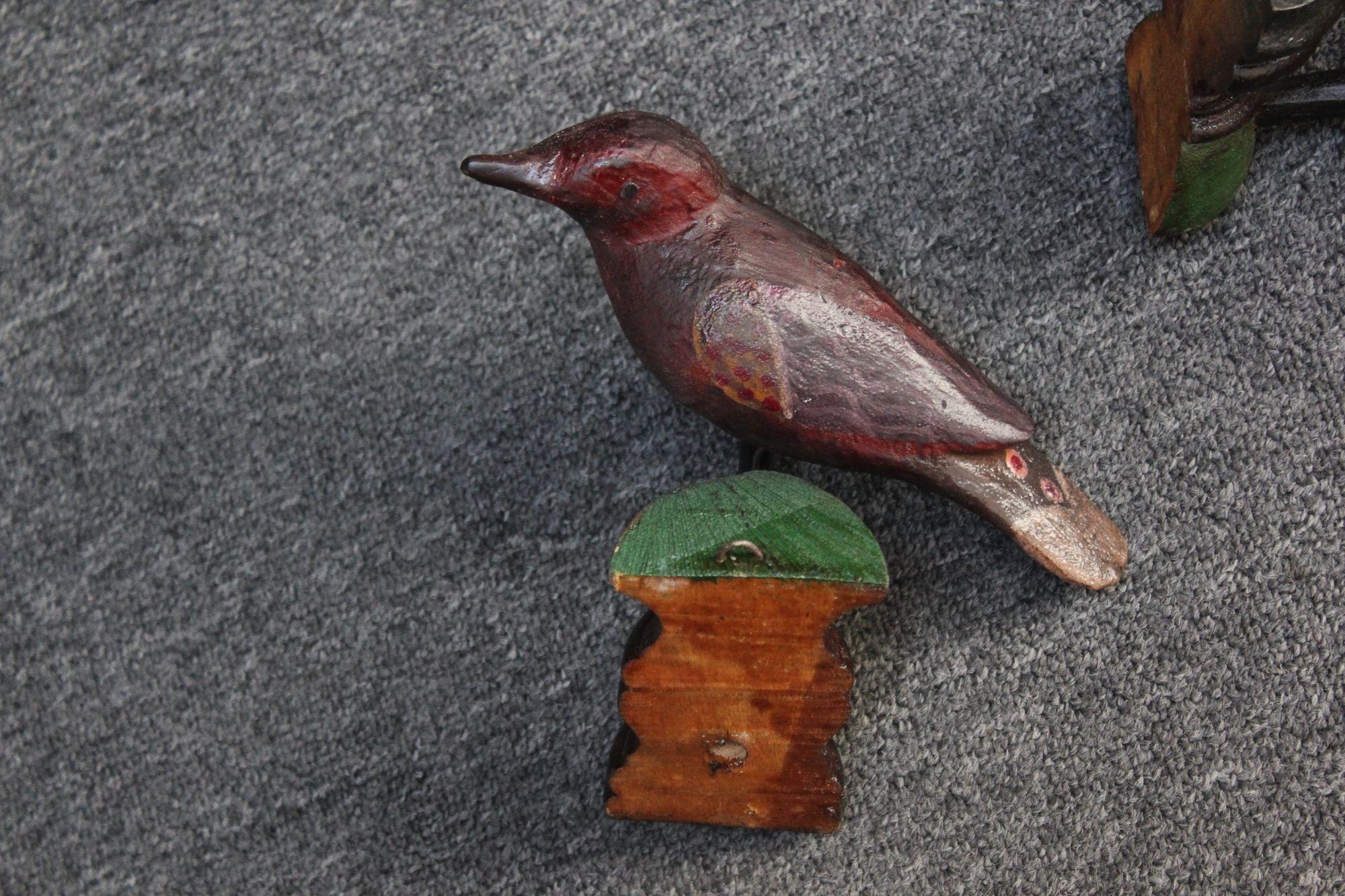 Satz von zwei deutschen antiken Black Forest geschnitzt und bemalt Vögel (20. Jahrhundert) im Angebot
