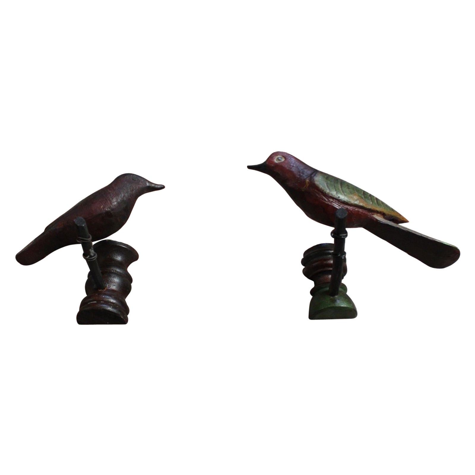 Ensemble de deux oiseaux sculptés et peints de l'Antiquité allemande Black Forest en vente