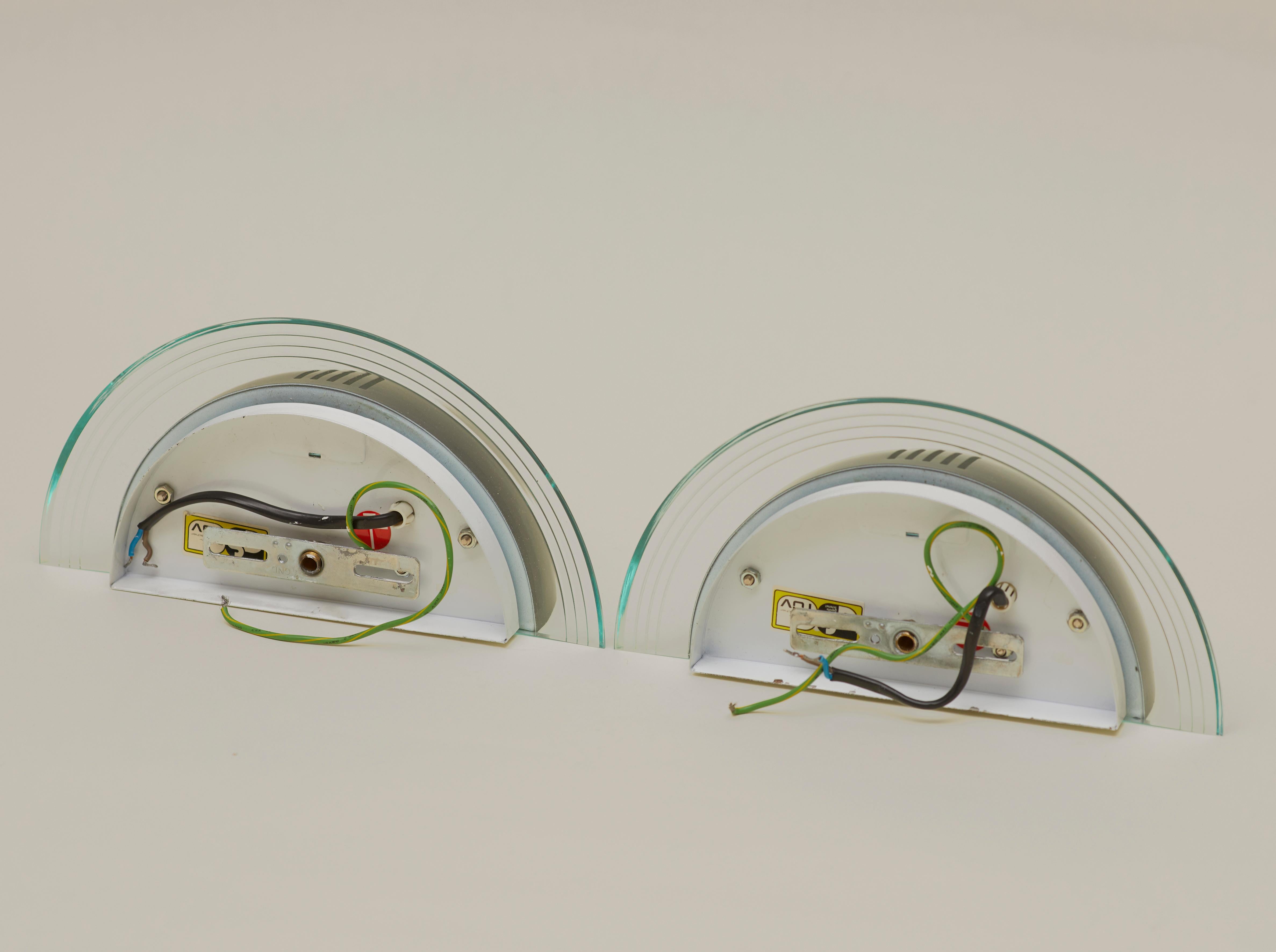 Set of two German postmodern, Memphis wall lamps in Lucite and metal For Sale 3