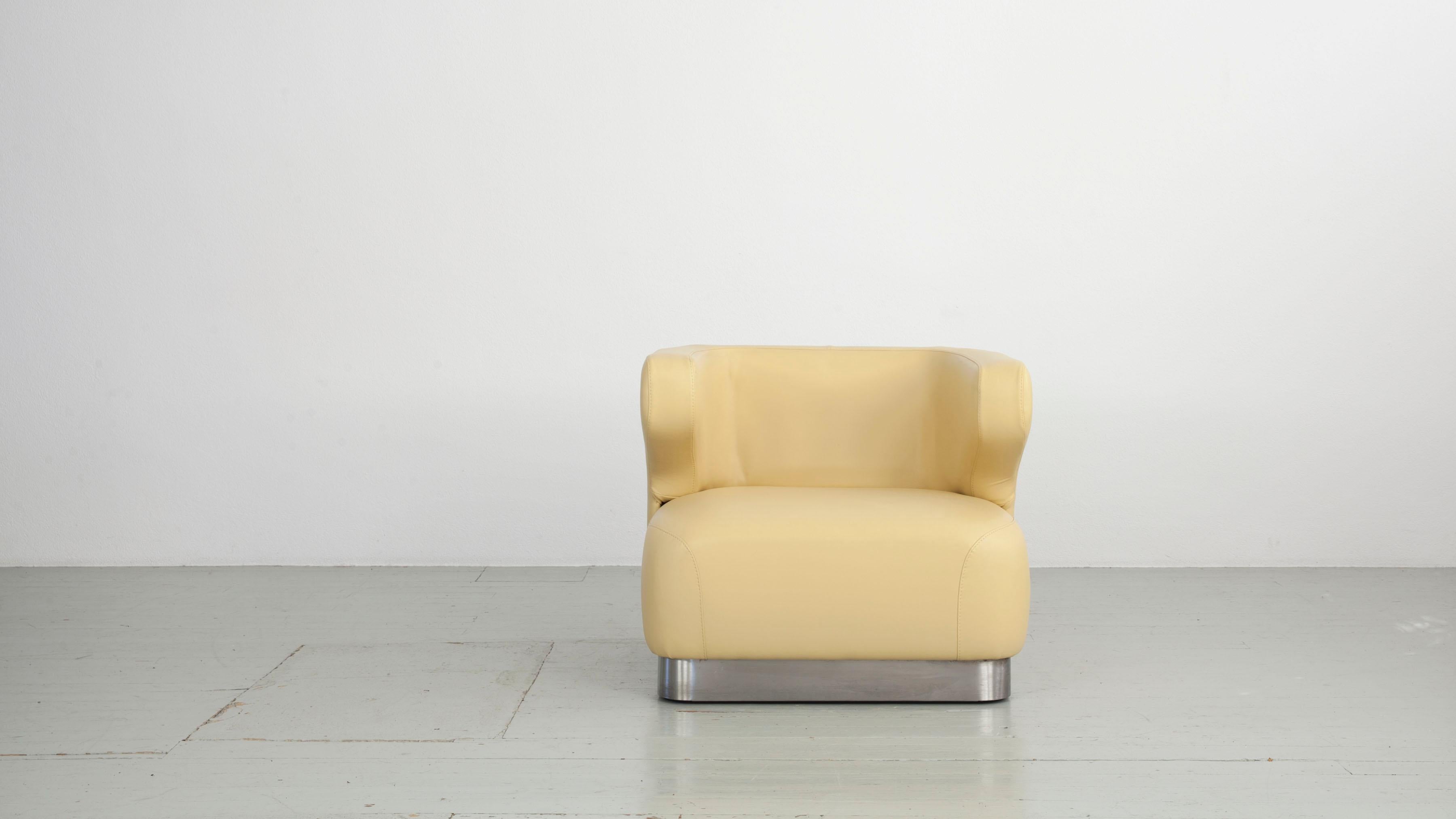 This Italian set designed by Gianni Moscatelli from the 70s was made by Formanova. It is covered with pastel yellow leatherette, which is in good condition. The set has wheels, which are hidden by a chrome frame. These wheels make the two armchairs