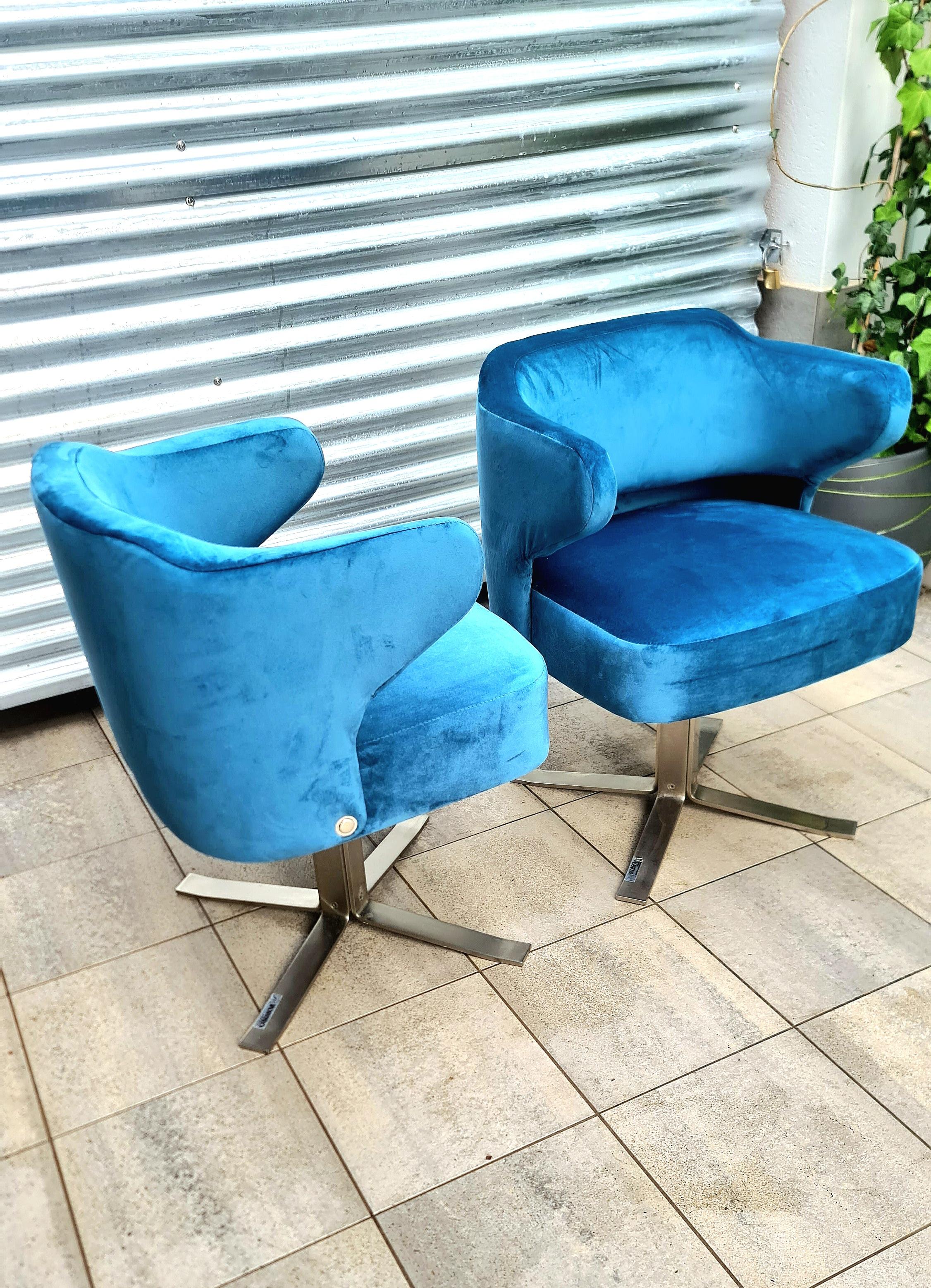 Amazing set of two Gianni Moscatelli Swivel 'Poney' Chairs for Formanova, Italy 1970's. These two chairs have an amazing color velvet fabric in deep blue petroleum color that is in very excellent condition (new fabric and new foam,completely