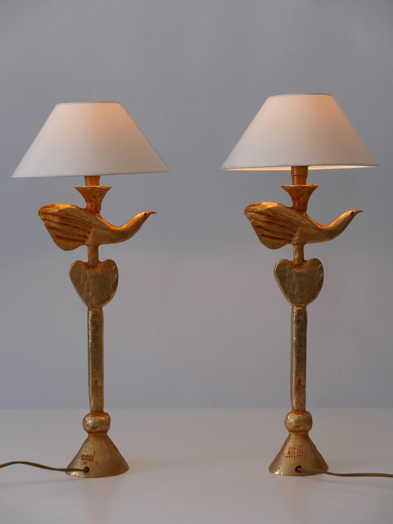 Set of two gorgeous sculptural table lamps 'dove'. Exceptional work by Pierre Casenove for Fondica, 1980s, France.

Executed in gilt bronze, each lamp comes with 1 x E14 / E12 Edison screw fit bulb holder, is wired, in working condition and runs