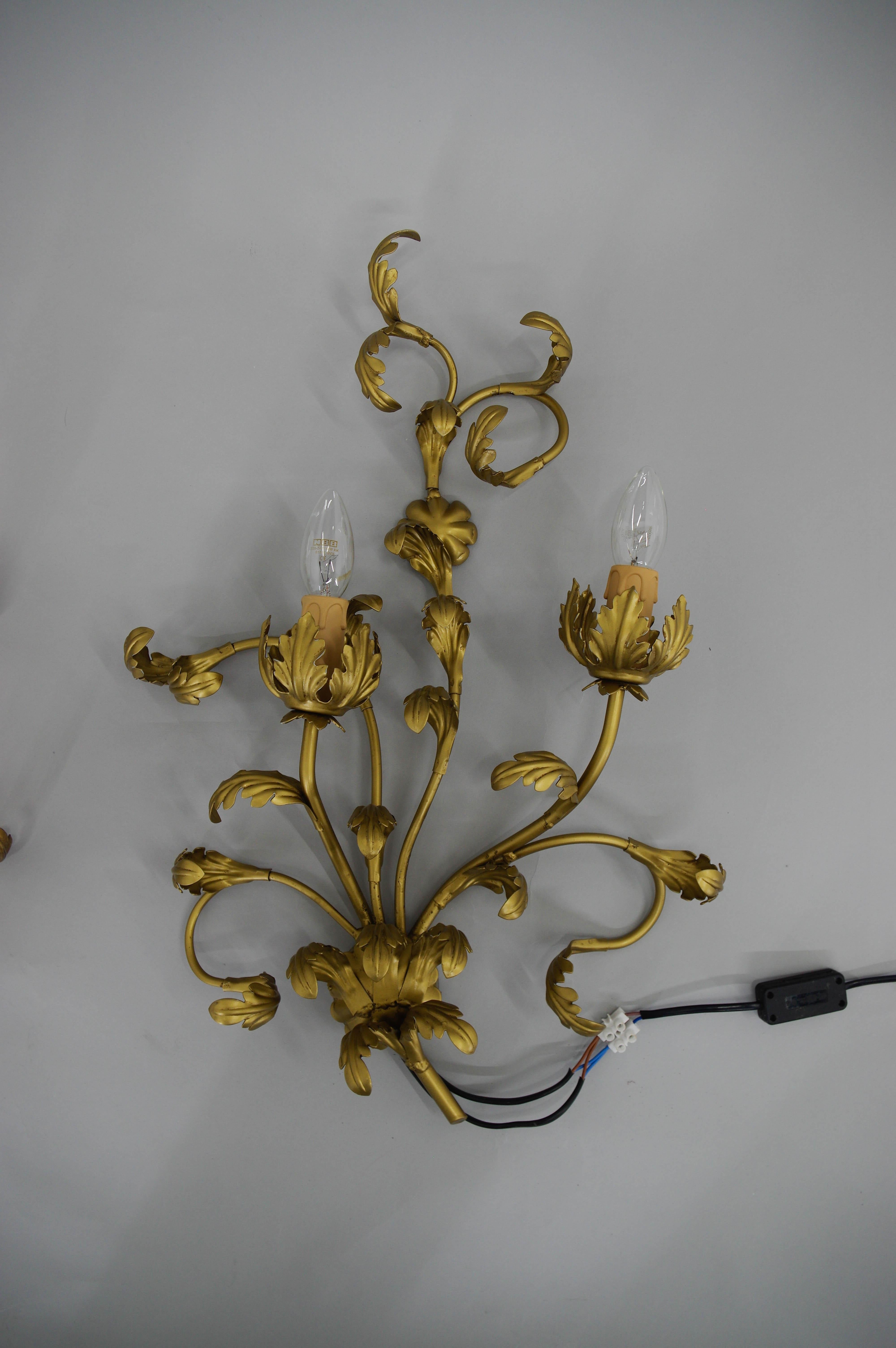 Baroque Revival Set of Two Gilt Wall Lamps, Italy, 1960s For Sale