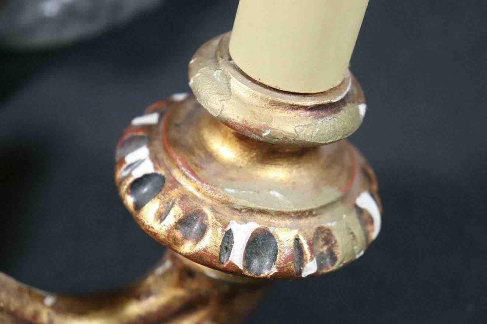 Juego de dos candelabros neoclásicos de madera dorada estilo tole, Italia, años 60 en venta 3