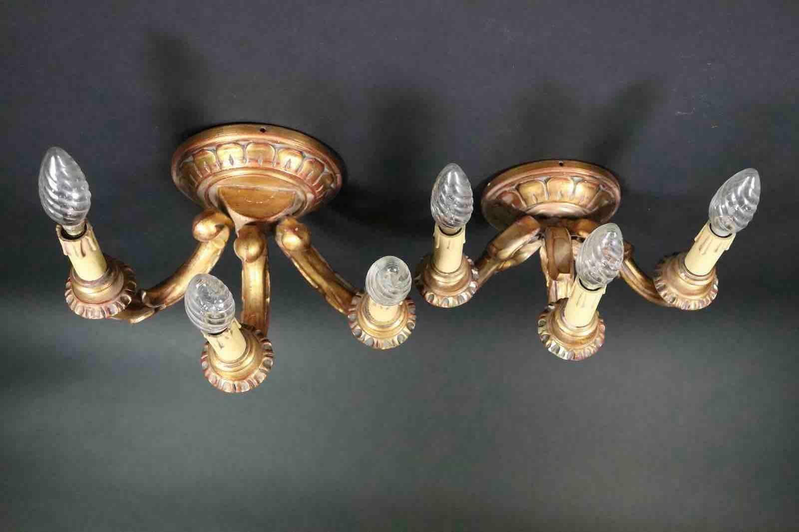 Juego de dos candelabros neoclásicos de madera dorada estilo tole, Italia, años 60 en venta 4