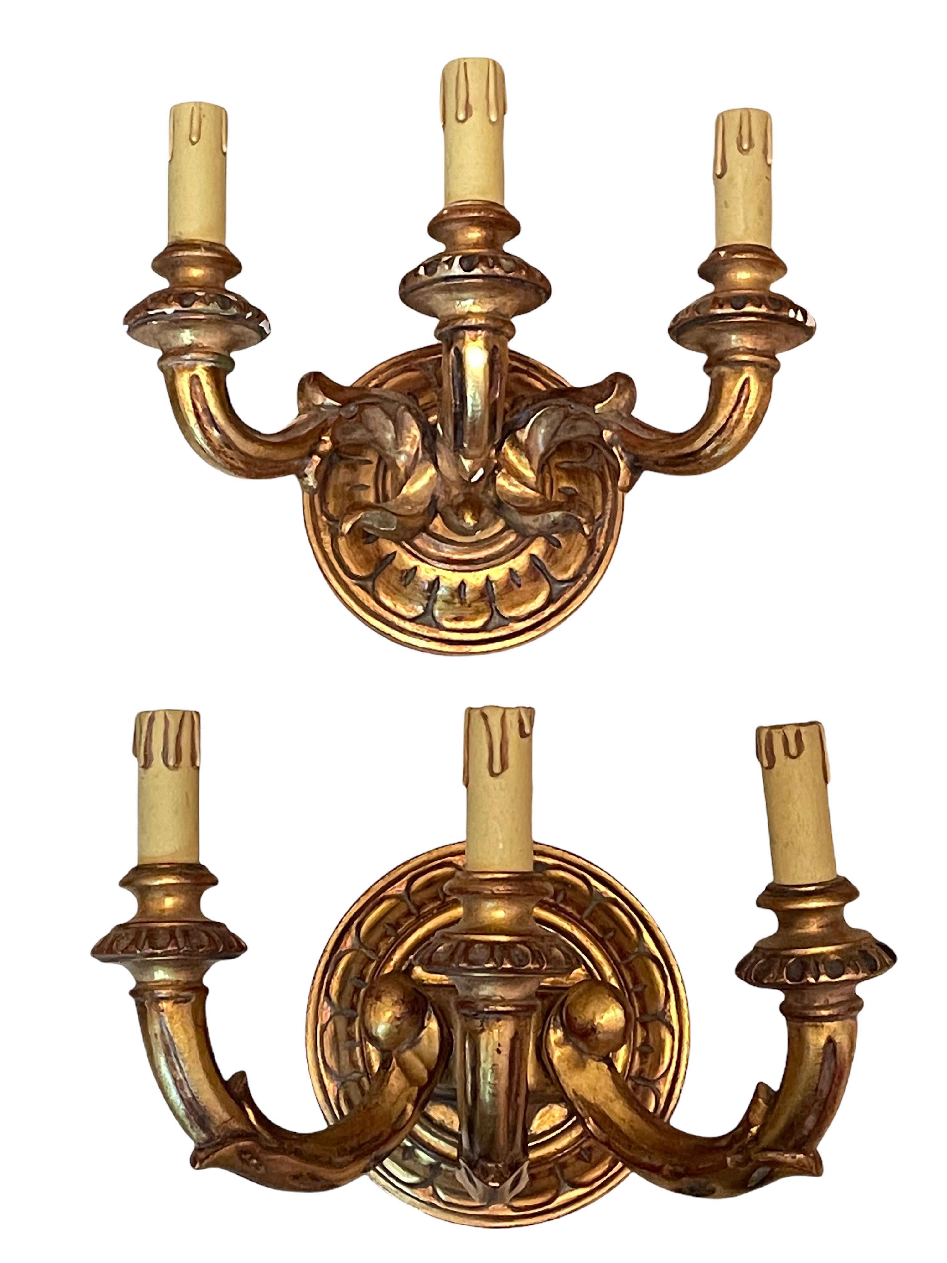 Juego de dos candelabros neoclásicos de madera dorada estilo tole, Italia, años 60 en venta 5