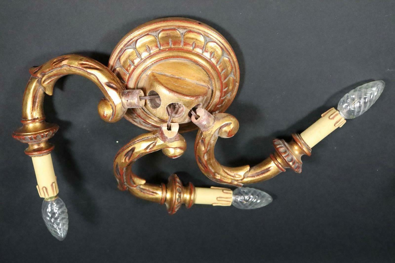 Juego de dos candelabros neoclásicos de madera dorada estilo tole, Italia, años 60 en venta 6