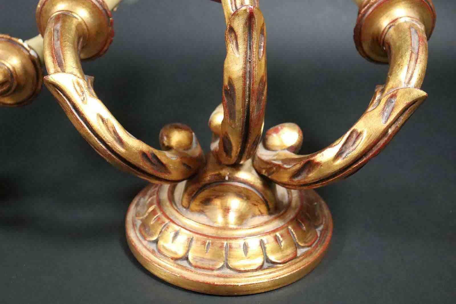 Juego de dos candelabros neoclásicos de madera dorada estilo tole, Italia, años 60 Regencia de Hollywood en venta
