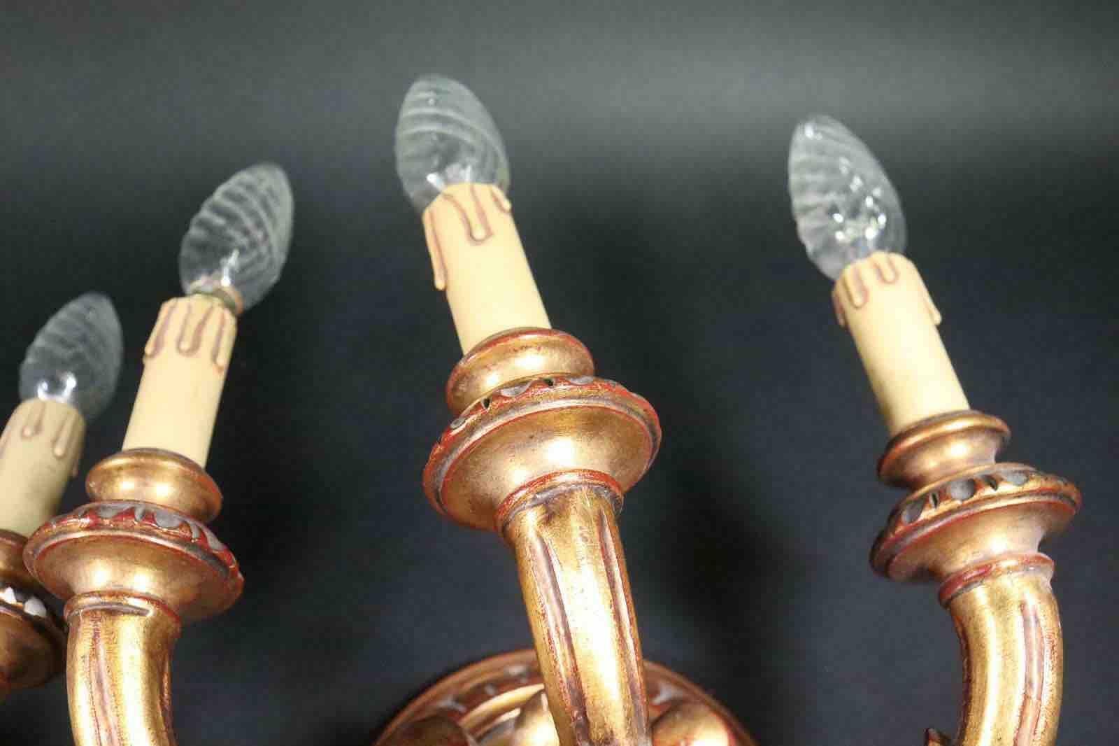Juego de dos candelabros neoclásicos de madera dorada estilo tole, Italia, años 60 Italiano en venta