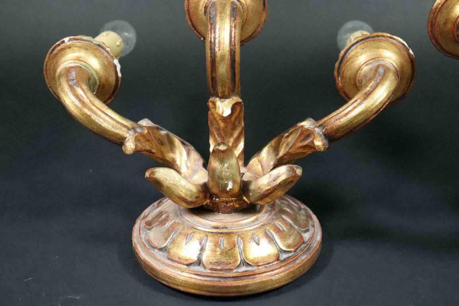 Juego de dos candelabros neoclásicos de madera dorada estilo tole, Italia, años 60 Dorado en venta