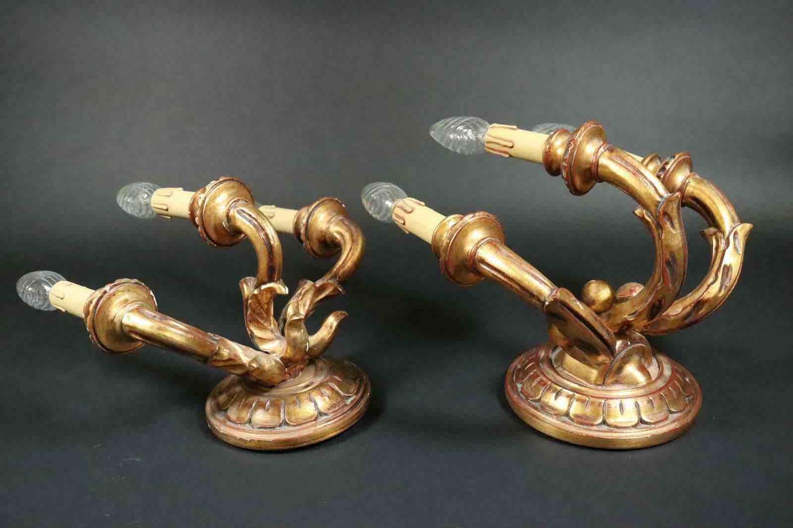 Juego de dos candelabros neoclásicos de madera dorada estilo tole, Italia, años 60 mediados del siglo XX en venta