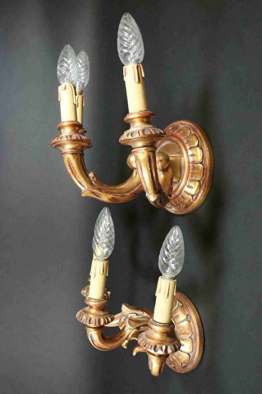 Juego de dos candelabros neoclásicos de madera dorada estilo tole, Italia, años 60 Metal en venta