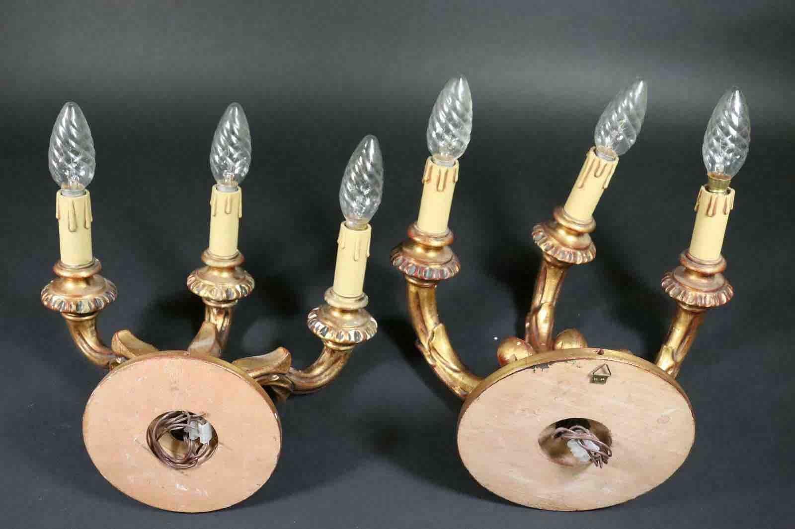 Juego de dos candelabros neoclásicos de madera dorada estilo tole, Italia, años 60 en venta 1