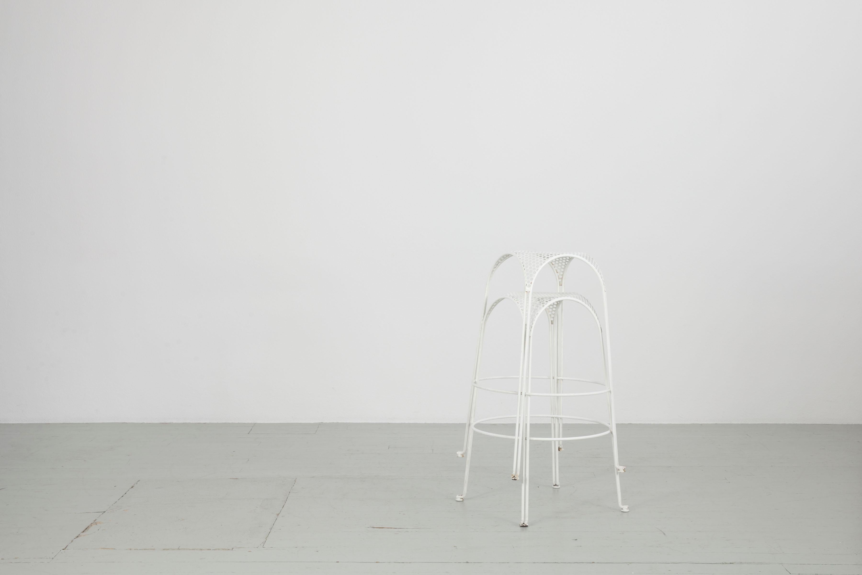 Set of Two Giuseppe de Vivo Bar Stools in White Lacquered Iron, Italy 1950s In Good Condition For Sale In Wolfurt, AT