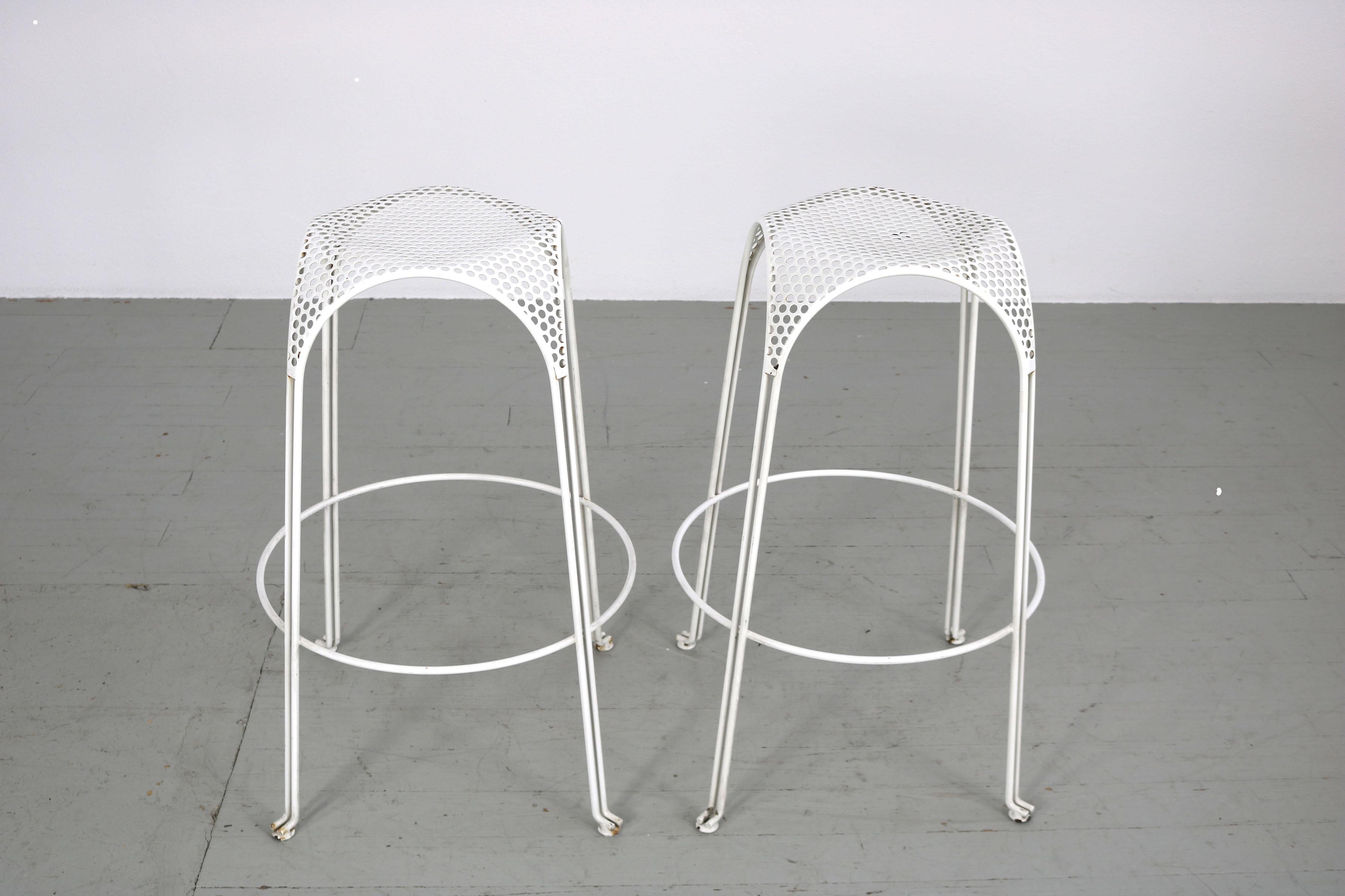 Mid-20th Century Set of Two Giuseppe de Vivo Bar Stools in White Lacquered Iron, Italy 1950s For Sale