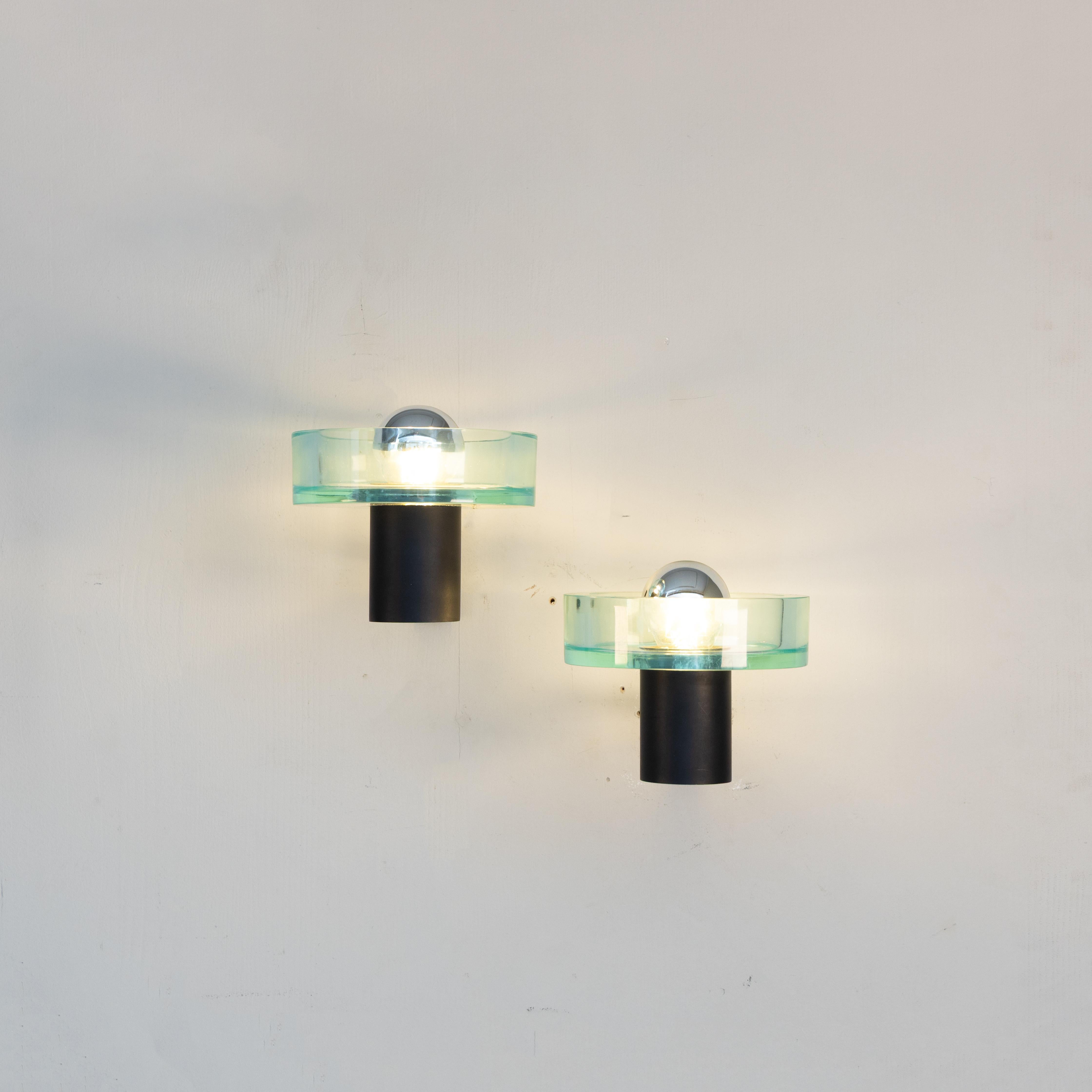 Il set di due applique in vetro e metallo di Seguso, del 1970 circa, incarna la squisita maestria e l'eleganza senza tempo dell'arte del vetro di Murano. Realizzate dalla rinomata vetreria Seguso di Venezia, in Italia, queste applique mostrano la