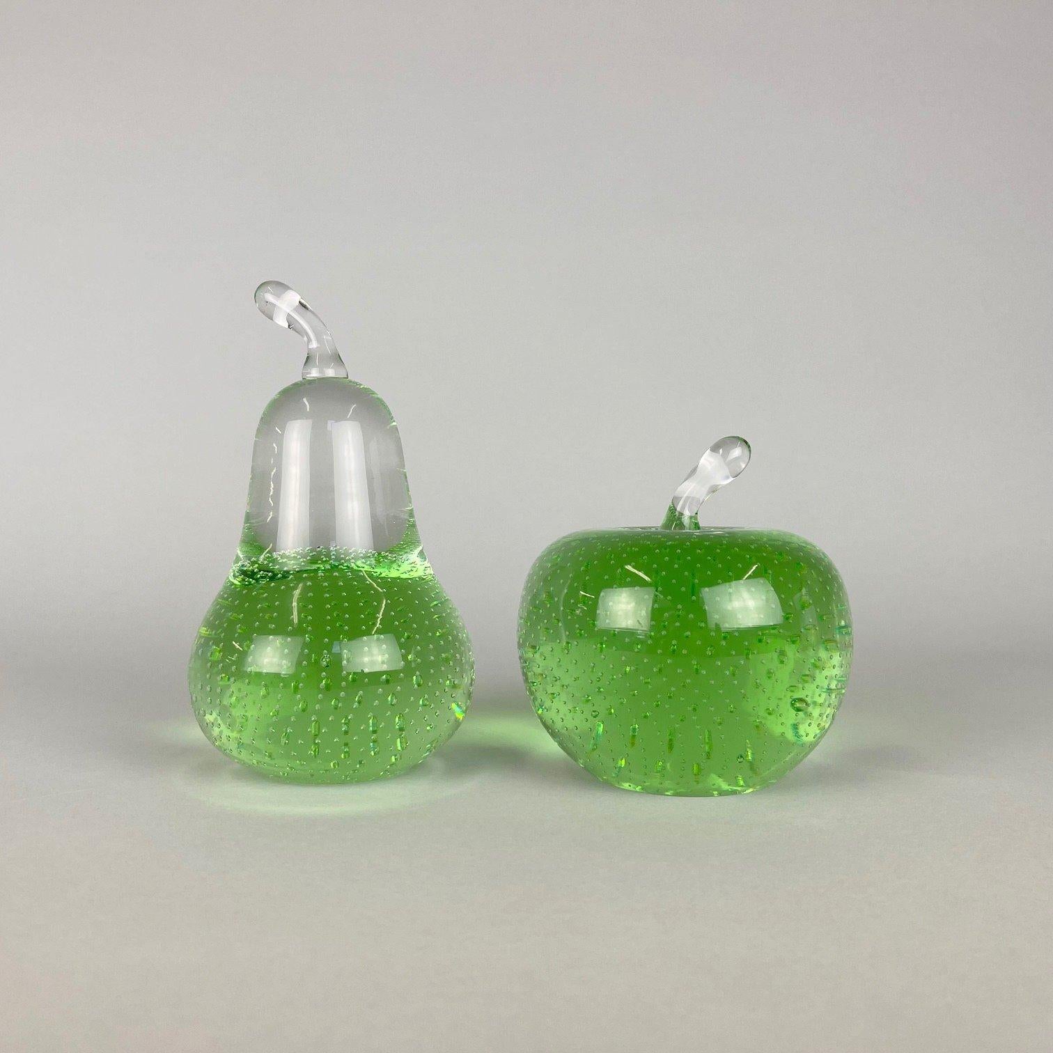 Ensemble de presse-papiers en verre 'APPLE' et 'PEAR' en verre transparent et vert avec décor optique fusionné de bulles 'Raindrops'. L'auteur est l'artiste verrier et peintre Milan METELÁK (1928 - 1993) réalisé par la verrerie Harrachov dans les