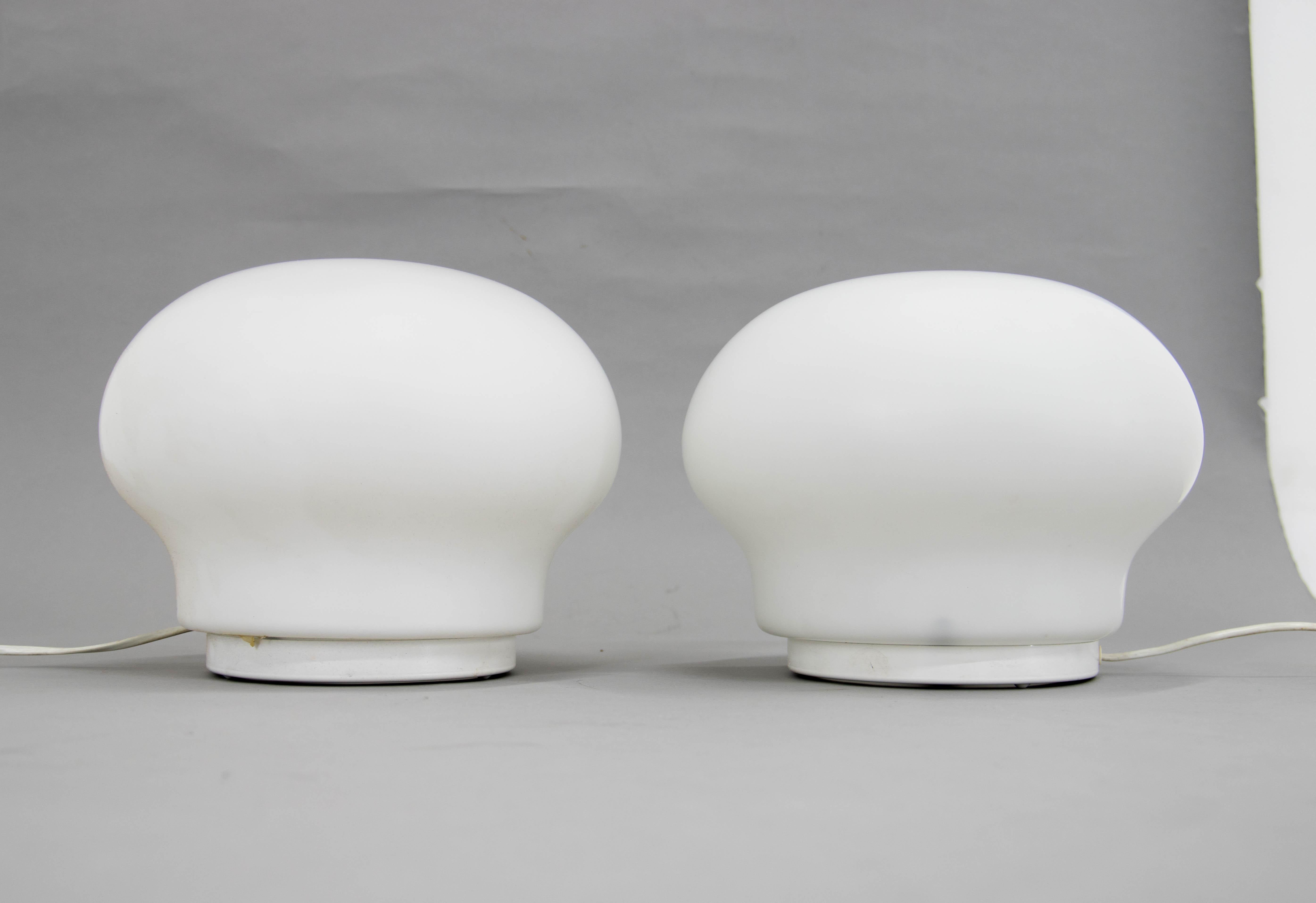 White metal base.
Blown glass shade.
Original perfect condition.
1x75W, E25-E27 bulbs
US plug adapter included.