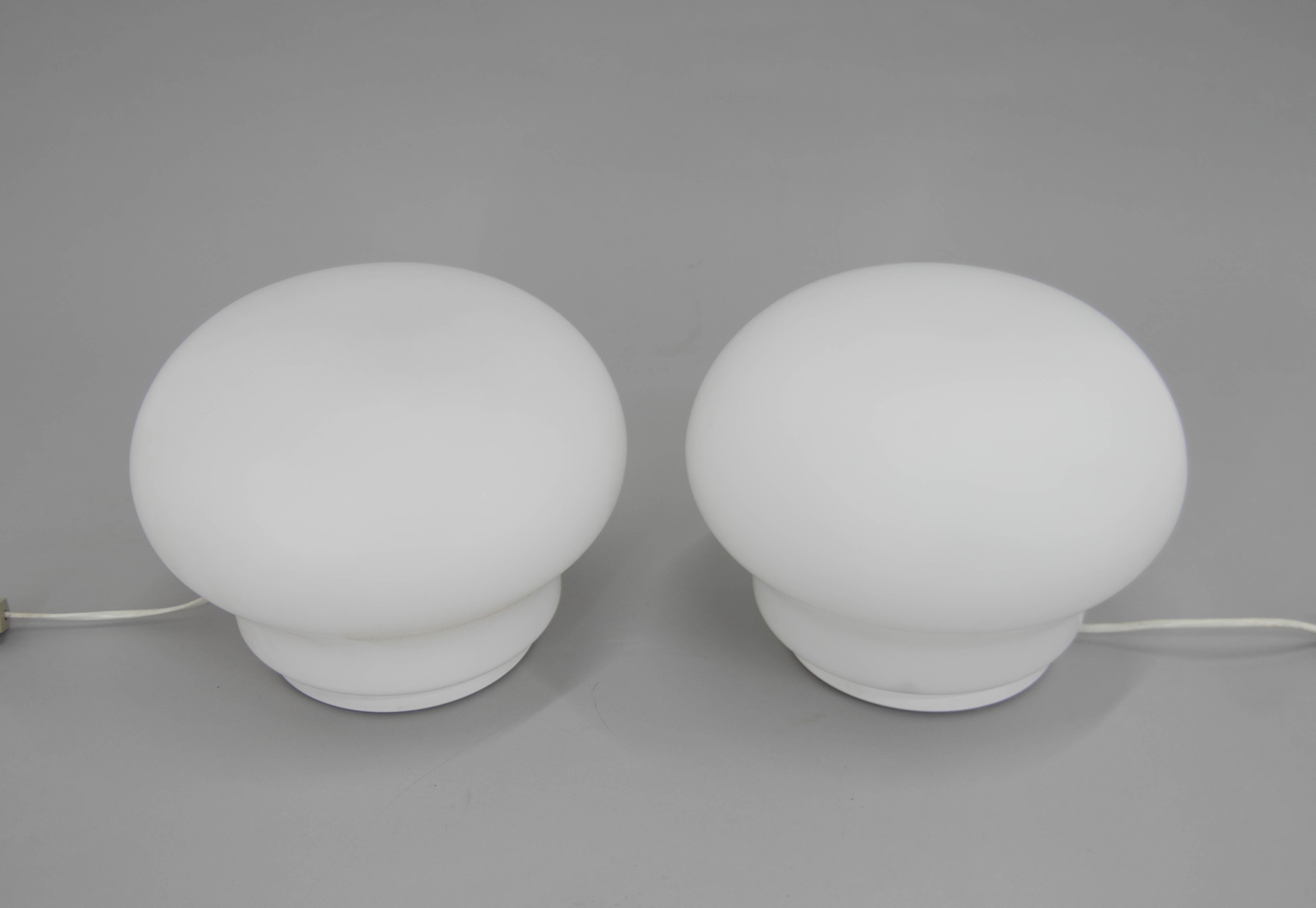 Set aus zwei Glas-Tischlampen, 1970er-Jahre (Moderne der Mitte des Jahrhunderts) im Angebot