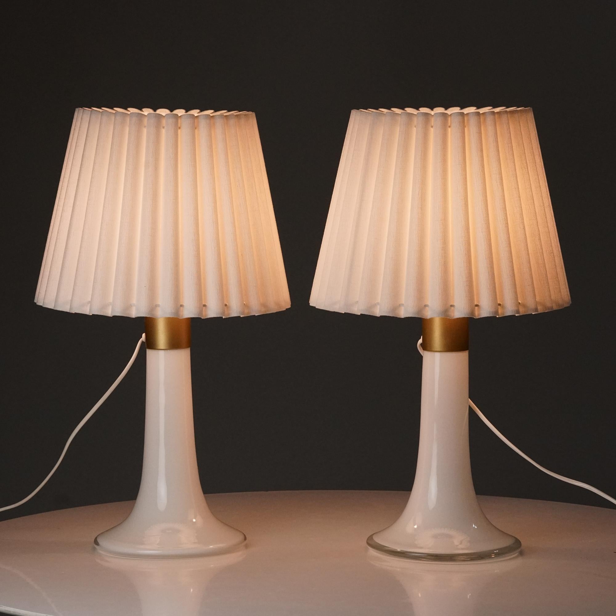 Satz von zwei Tischlampen, entworfen von Lisa Johansson-Pape, hergestellt von Orno Oy, 1960er Jahre. Glas und lackiertes Metall mit Lampenschirmen aus Baumwolle. Guter Vintage-Zustand, leichte Patina im Einklang mit Alter und Gebrauch. Die Lampen