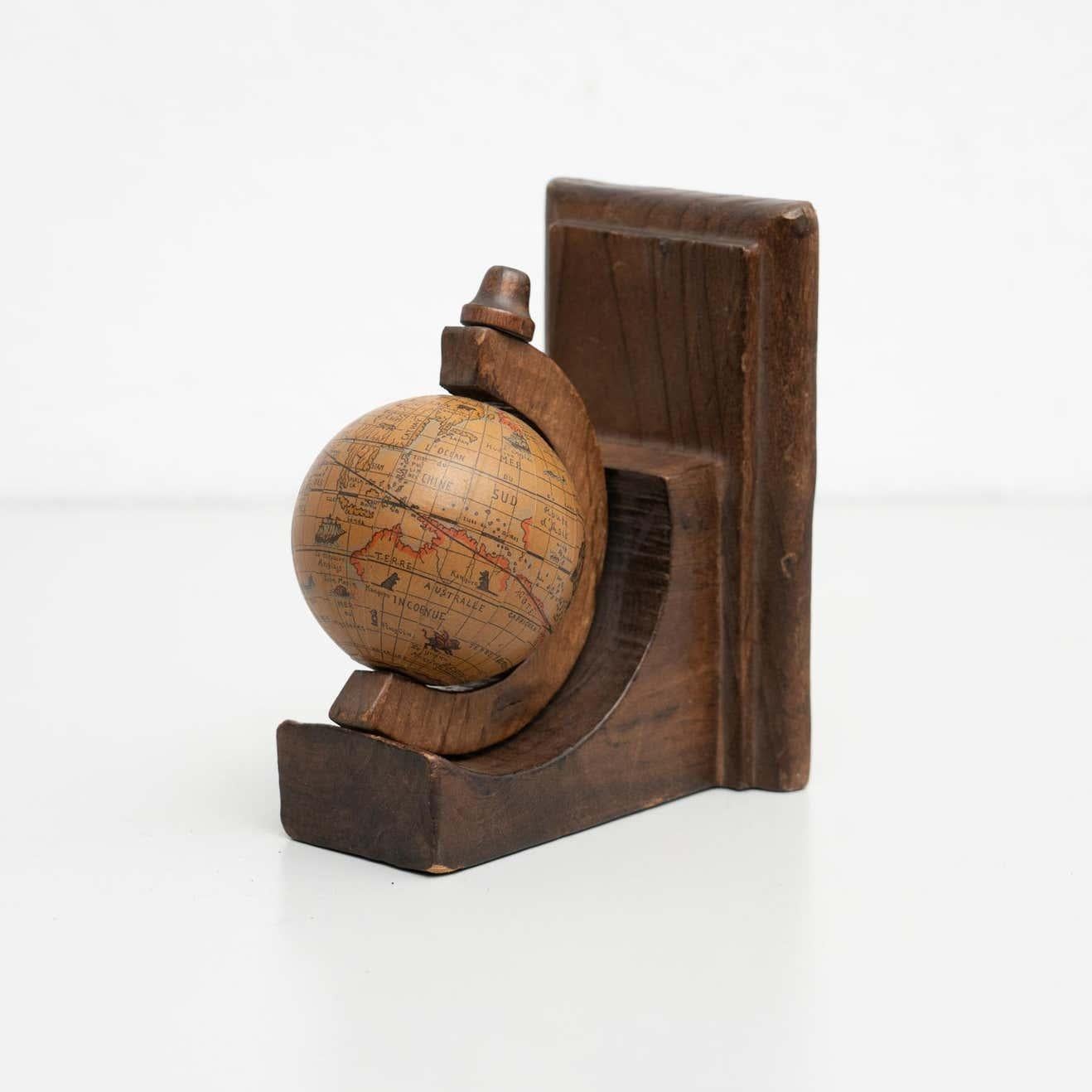 Set of two vintage globe book ends. Made in wood with a rotative globe.

Manufactured in Spain, circa 1970.

Materials:
Wood.
 