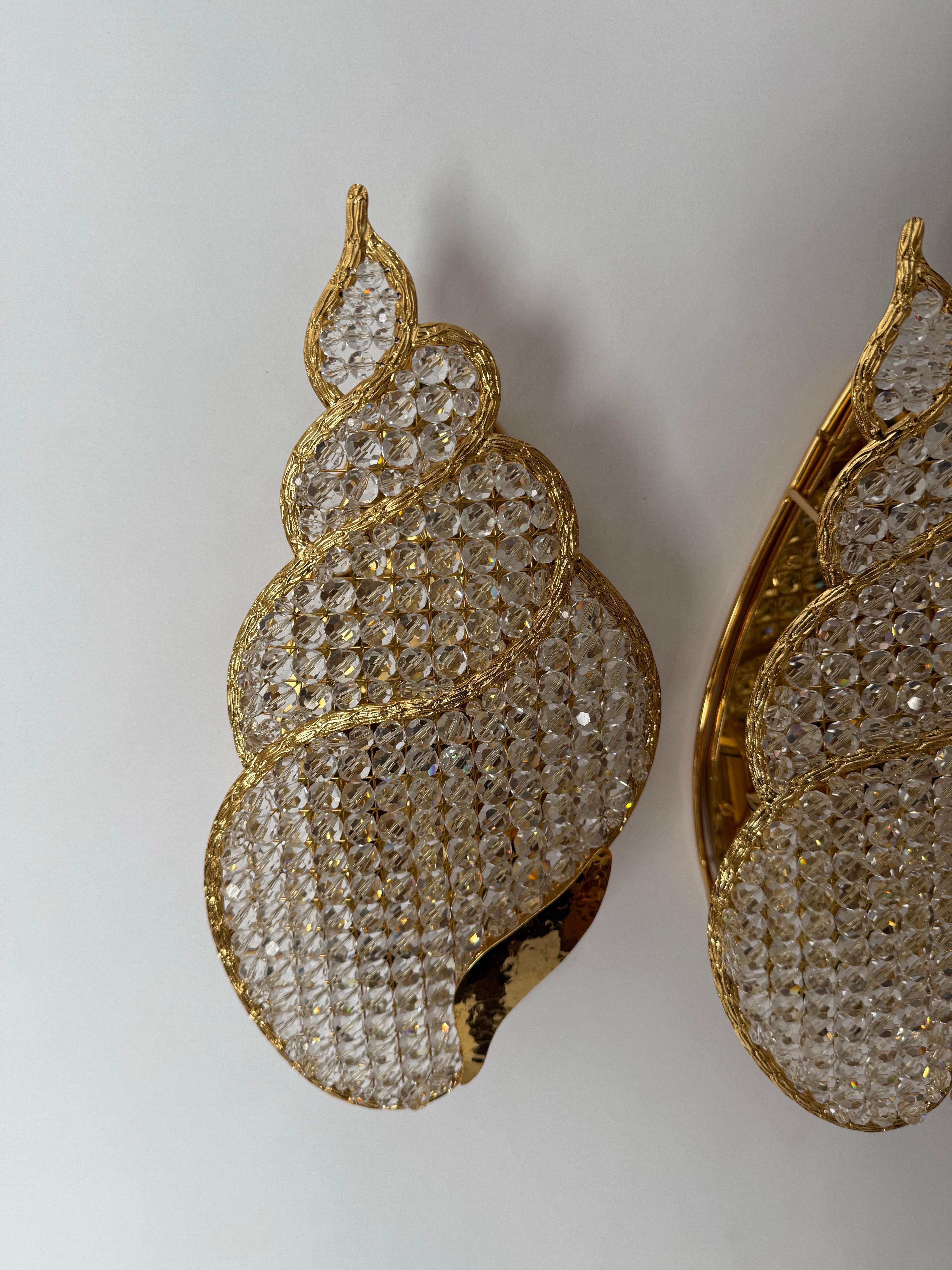 Set de dos apliques joya dorados con forma de caracol de agua Alemán en venta