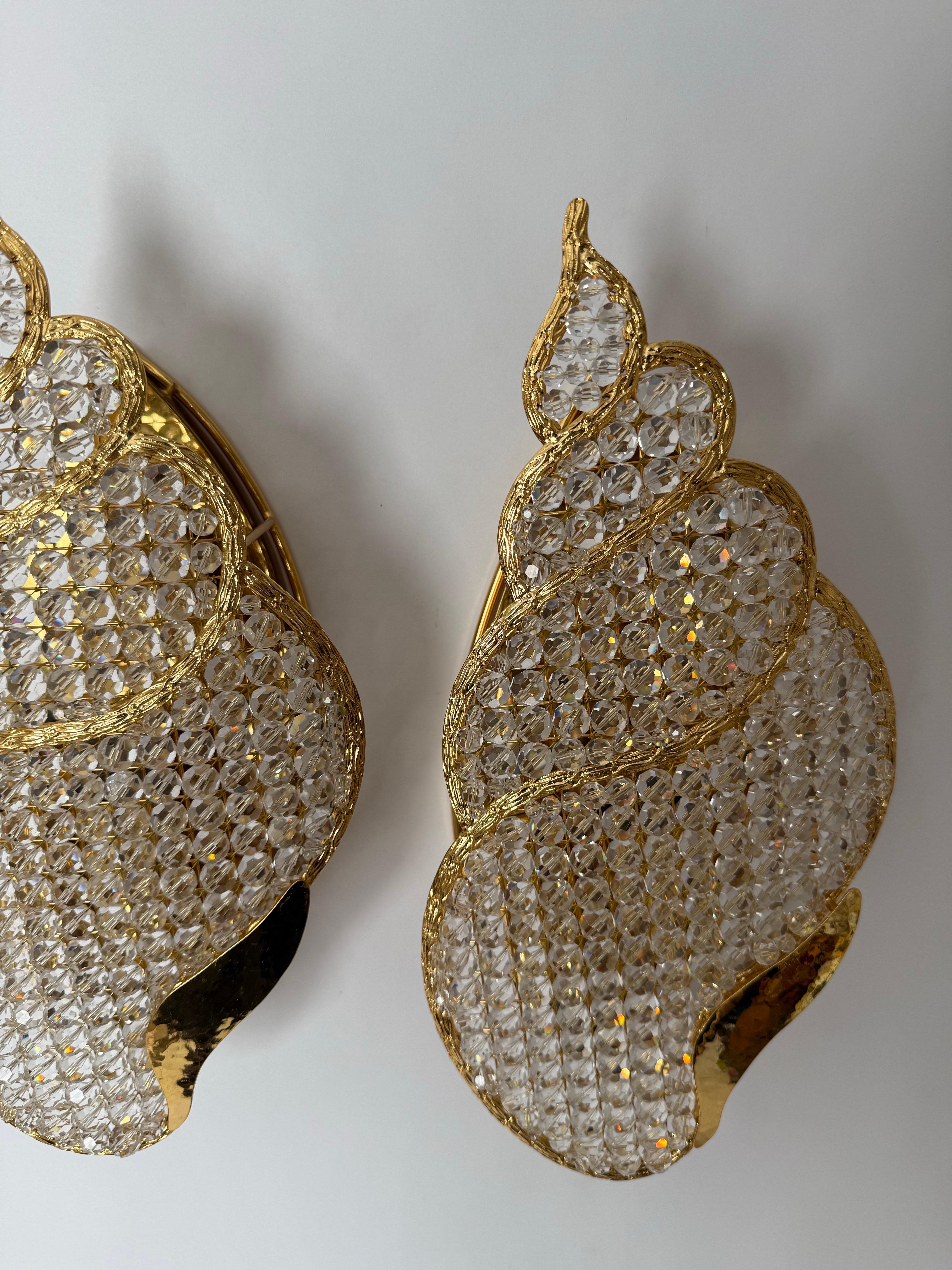 Set de dos apliques joya dorados con forma de caracol de agua mediados del siglo XX en venta