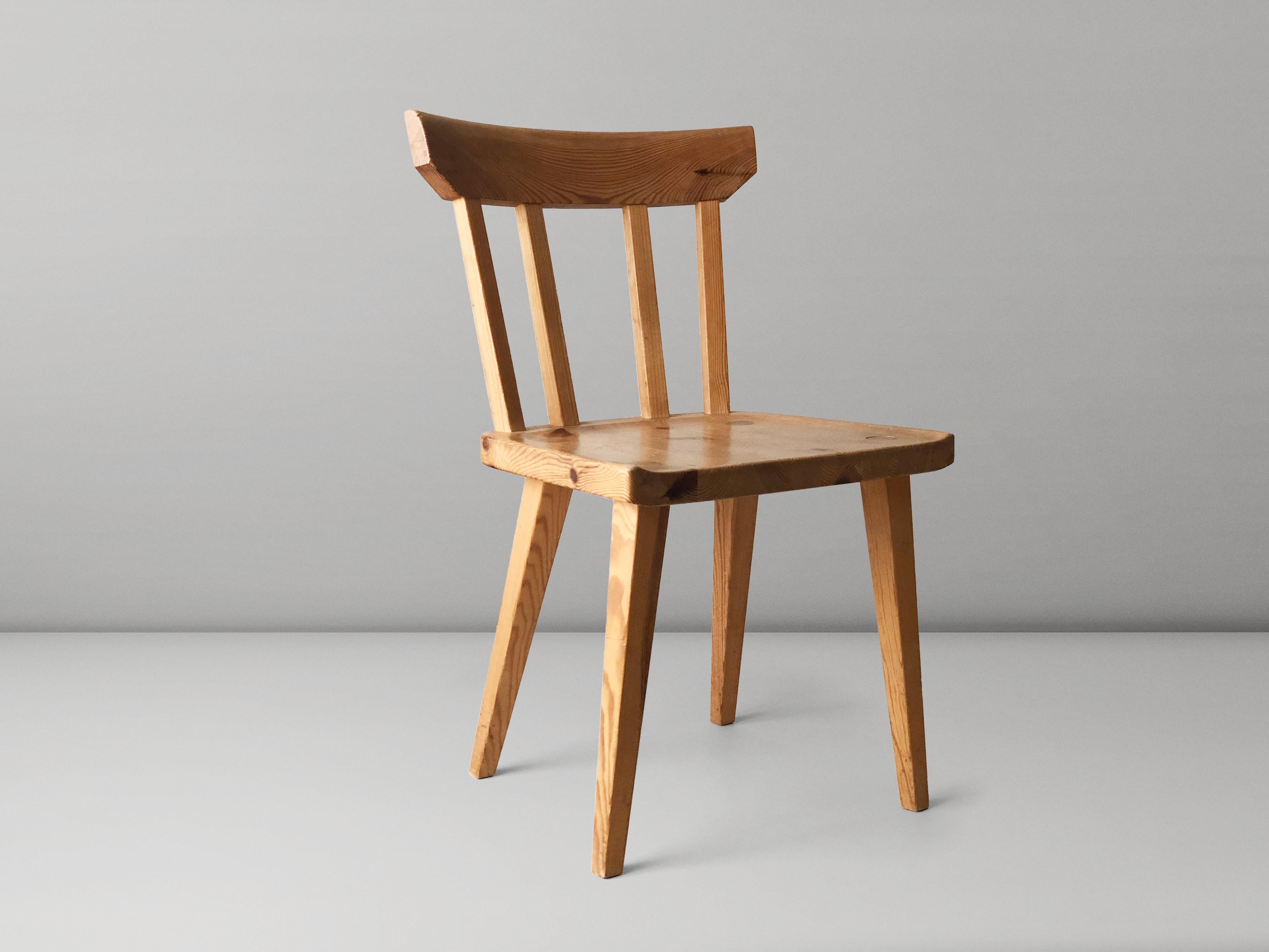 Set of two '528' Swedish pine dining chairs by Göran Malmwall manufactured by Karl Andersson & Söner, Husqvarna, Sweden.

Swedish Pine, Curved top rail with beveled bottom corners, four square profile vertical splats, gently carved seat, square