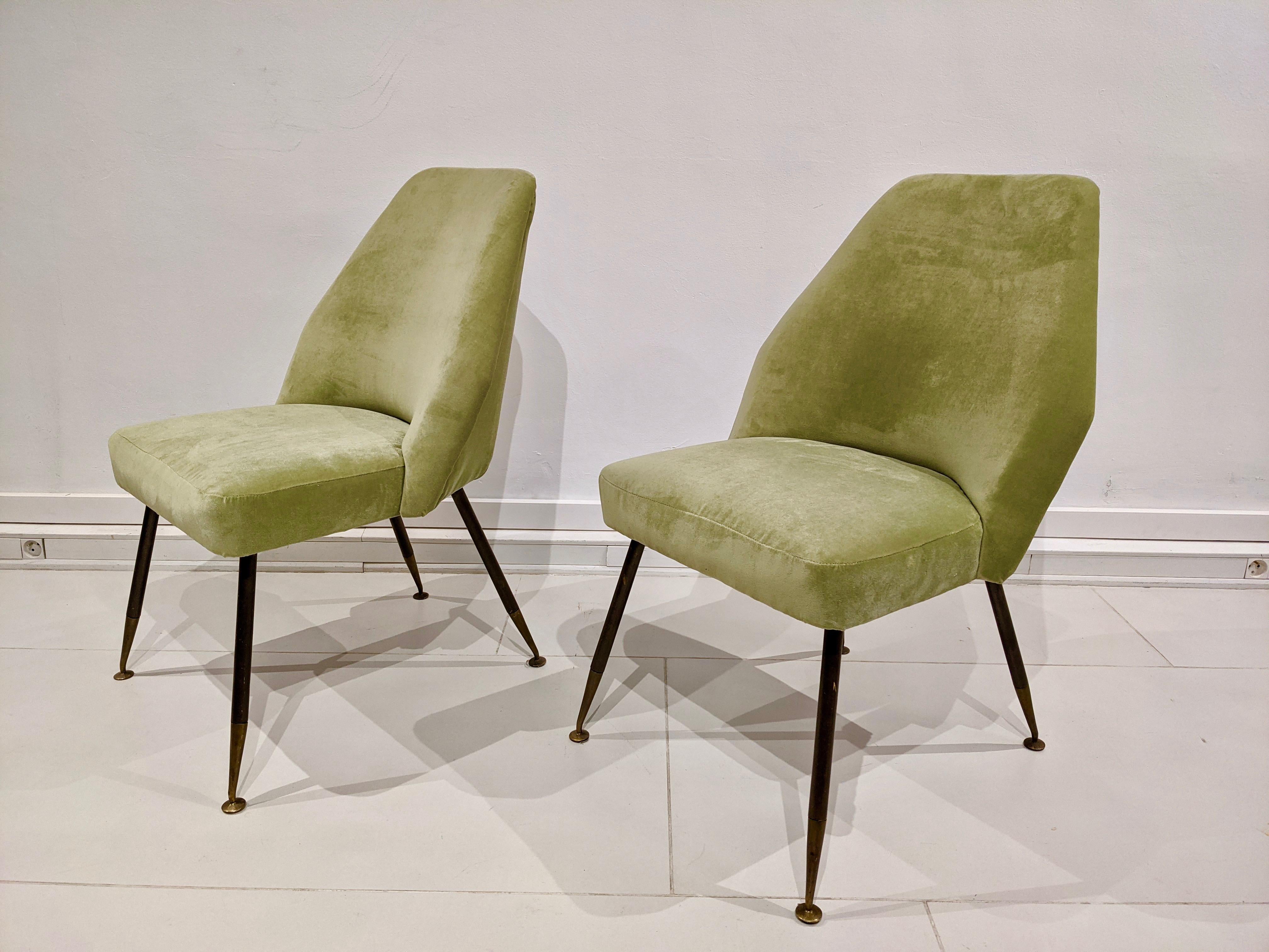 Set of two green Carlo Pagani chairs, Arflex edition 1960. Very good condition. Green fabric and brass frame.