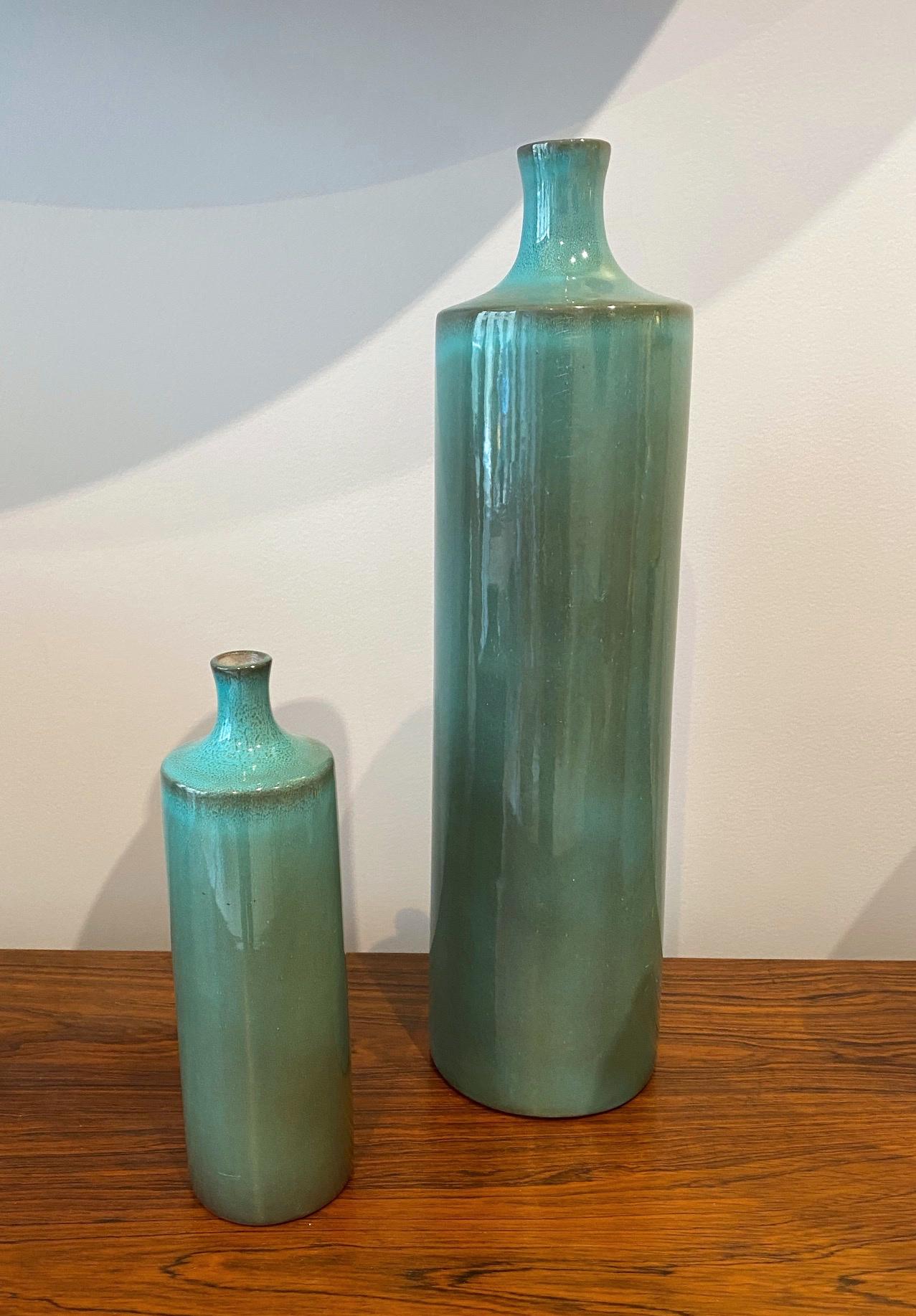 Shiny green set of 2 bottles / vases by Jacques et Dani Ruelland, 1960s.
Signed on back
Dimensions:
H 40 cm / H 21 cm.