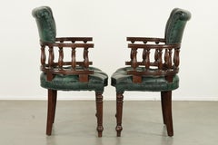 Ensemble de deux chaises de bureau Chesterfield en cuir de vache vert de style anglais