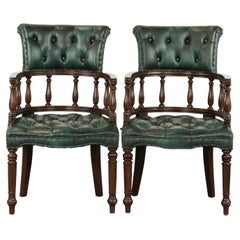 Ensemble de deux chaises de bureau Chesterfield en cuir de vache vert de style anglais