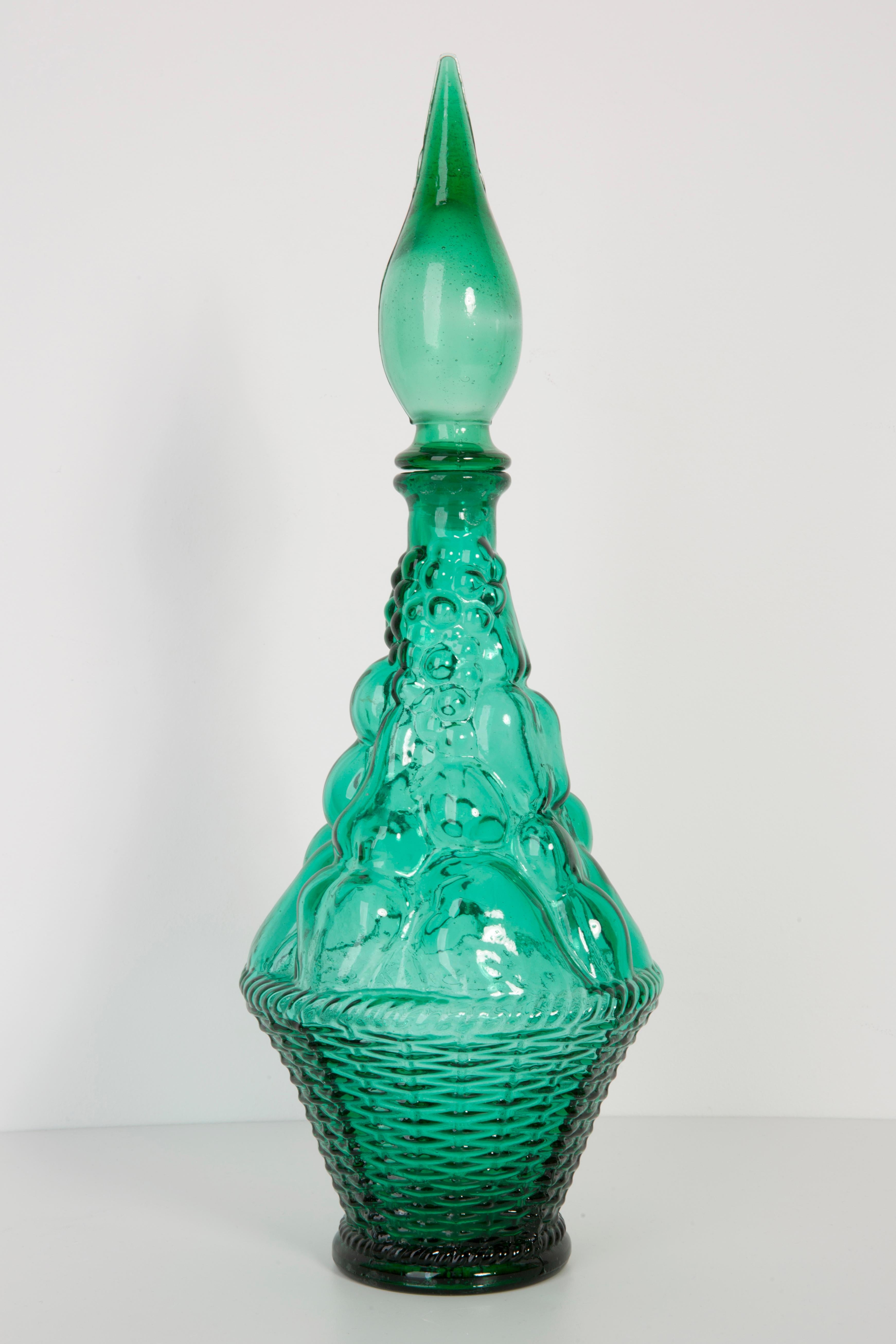 A stunning green glass decanters with geometric design, made by one of the many glass manufacturers based in the region of Empoli, Italy. Has 