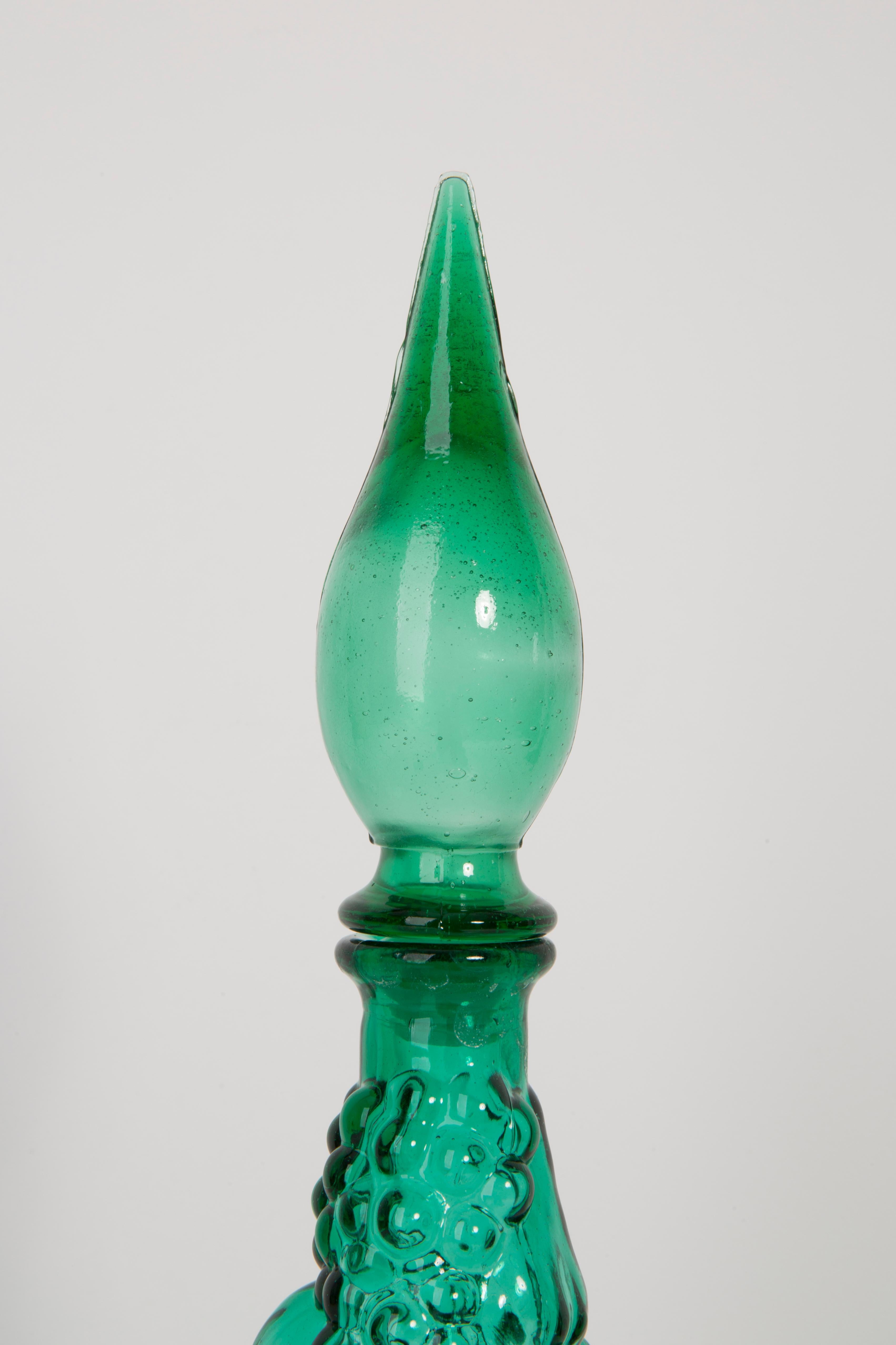 Juego de dos decantadores Genio de cristal verde con tapones, Siglo XX, Italia, Años 60 Checo en venta