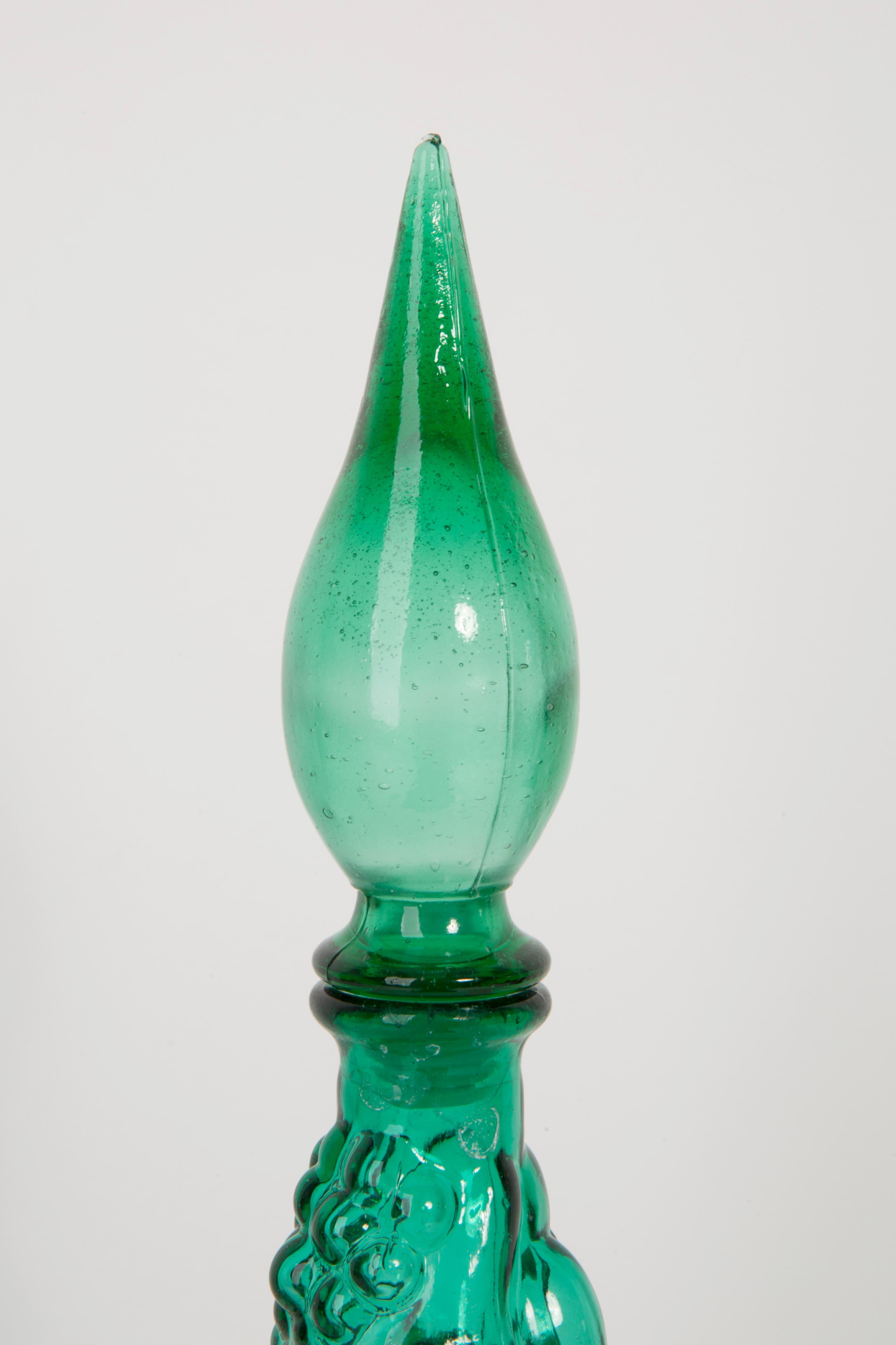Juego de dos decantadores Genio de cristal verde con tapones, Siglo XX, Italia, Años 60 en Bueno estado para la venta en 05-080 Hornowek, PL