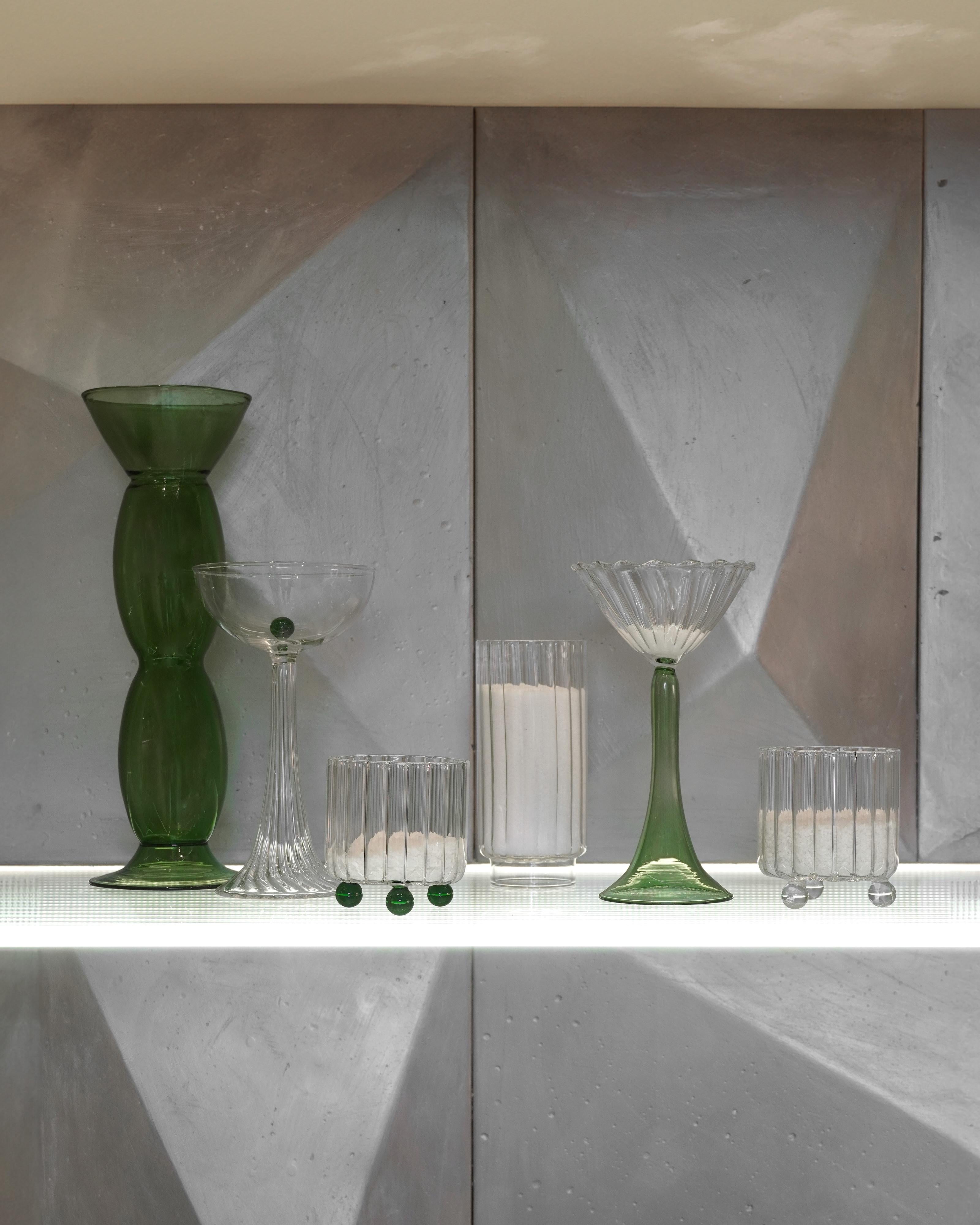 Postmoderne Ensemble de deux verres à pied verts par Agustina Bottoni - Fait à la main en Italie en vente