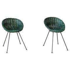 Set aus zwei einfachen Stühlen aus grünem Rattan