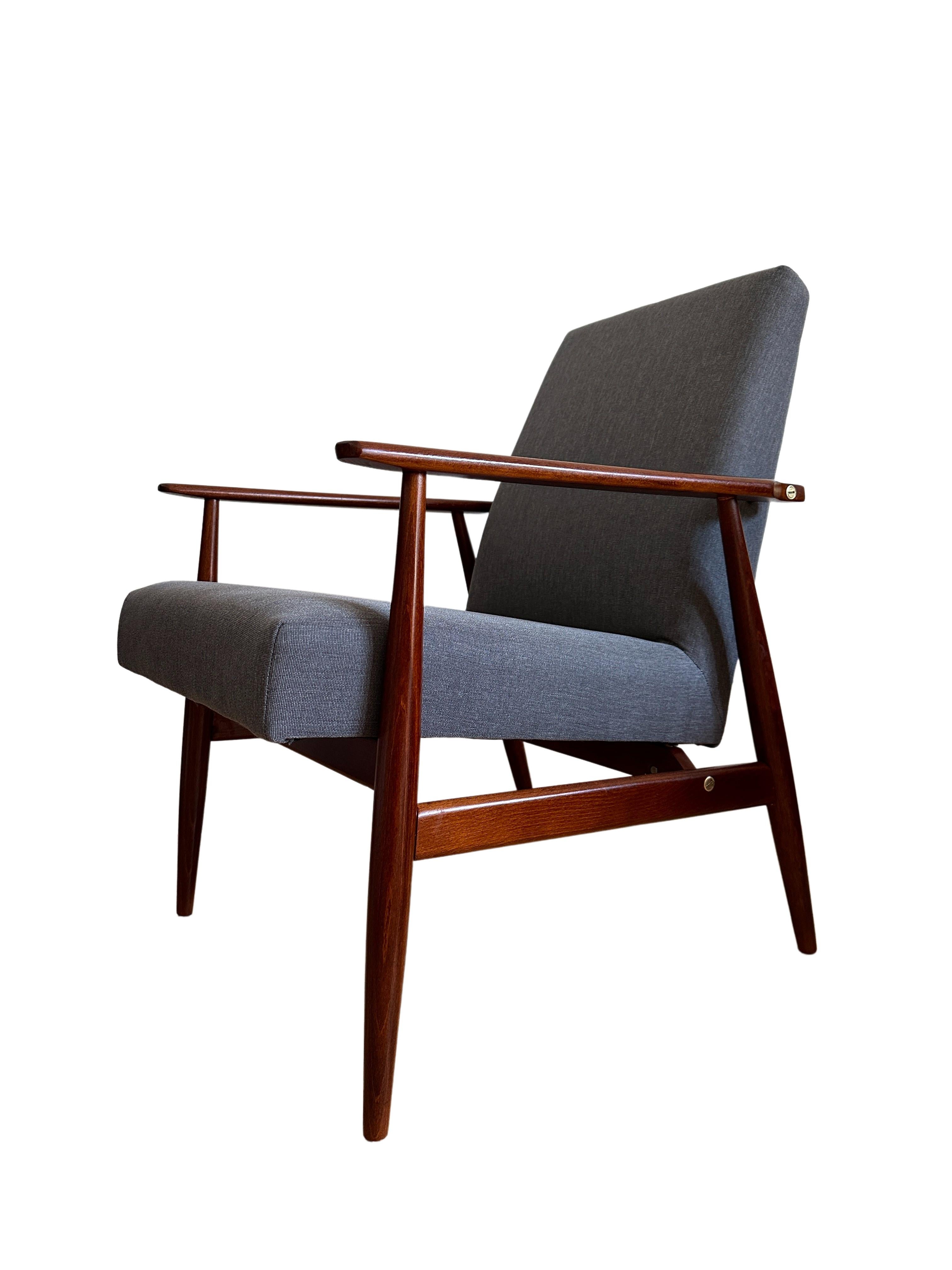 Das Set aus zwei Sesseln wurde von Henryk Lis in den 1960er Jahren entworfen. 

Die Struktur besteht aus Buchenholz in einer warmen Farbe, die mit einem halbmatten, satinierten Lack überzogen ist. Der Bezug ist ein schwerer, hochwertiger dänischer