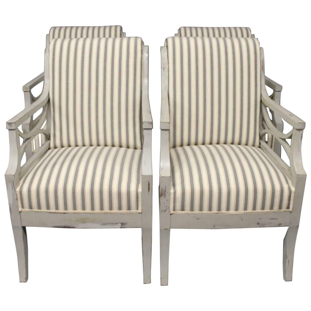 Die beiden gustavianischen Sessel aus der Zeit um 1810 weisen eine schöne Patina auf, die ihrem Aussehen Charakter und Geschichte verleiht. Die Stühle sind aus grau lackiertem Holz gefertigt, was ihnen ein zeitloses und elegantes Aussehen verleiht,