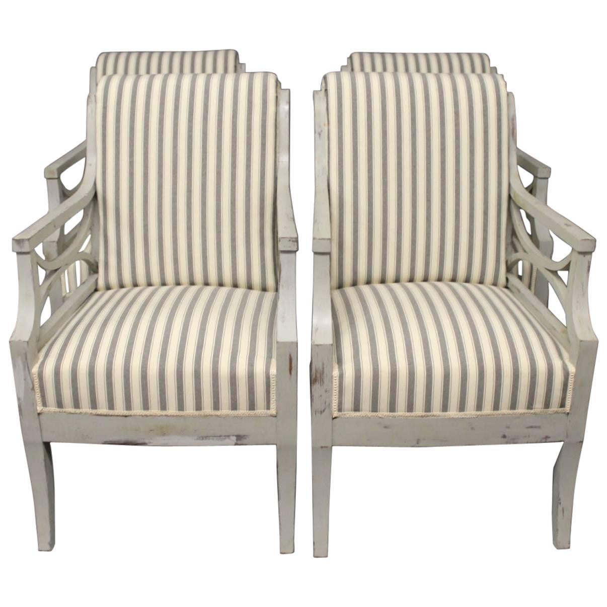 L'ensemble de deux fauteuils gustaviens datant d'environ 1810 apparaît avec une belle patine qui ajoute du caractère et de l'histoire à leur apparence. Les chaises sont fabriquées en bois peint en gris, ce qui leur confère un aspect intemporel et
