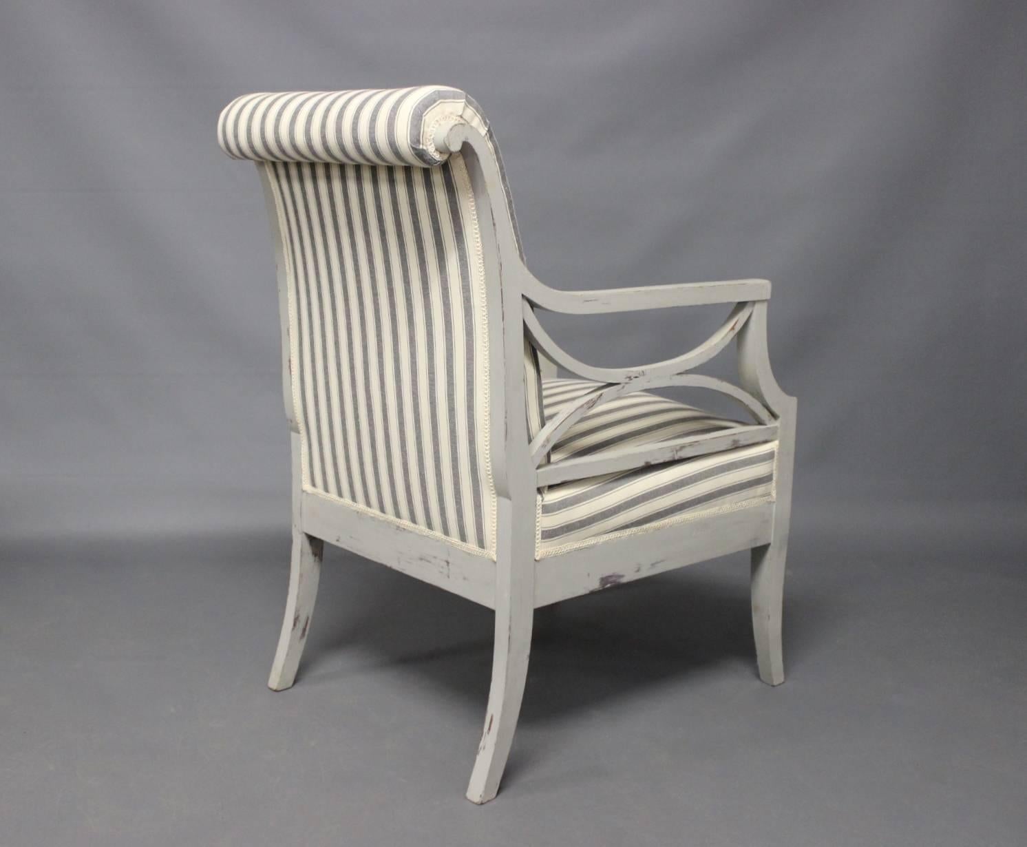 Peint Ensemble de deux fauteuils gustaviens d'environ 1810 en vente