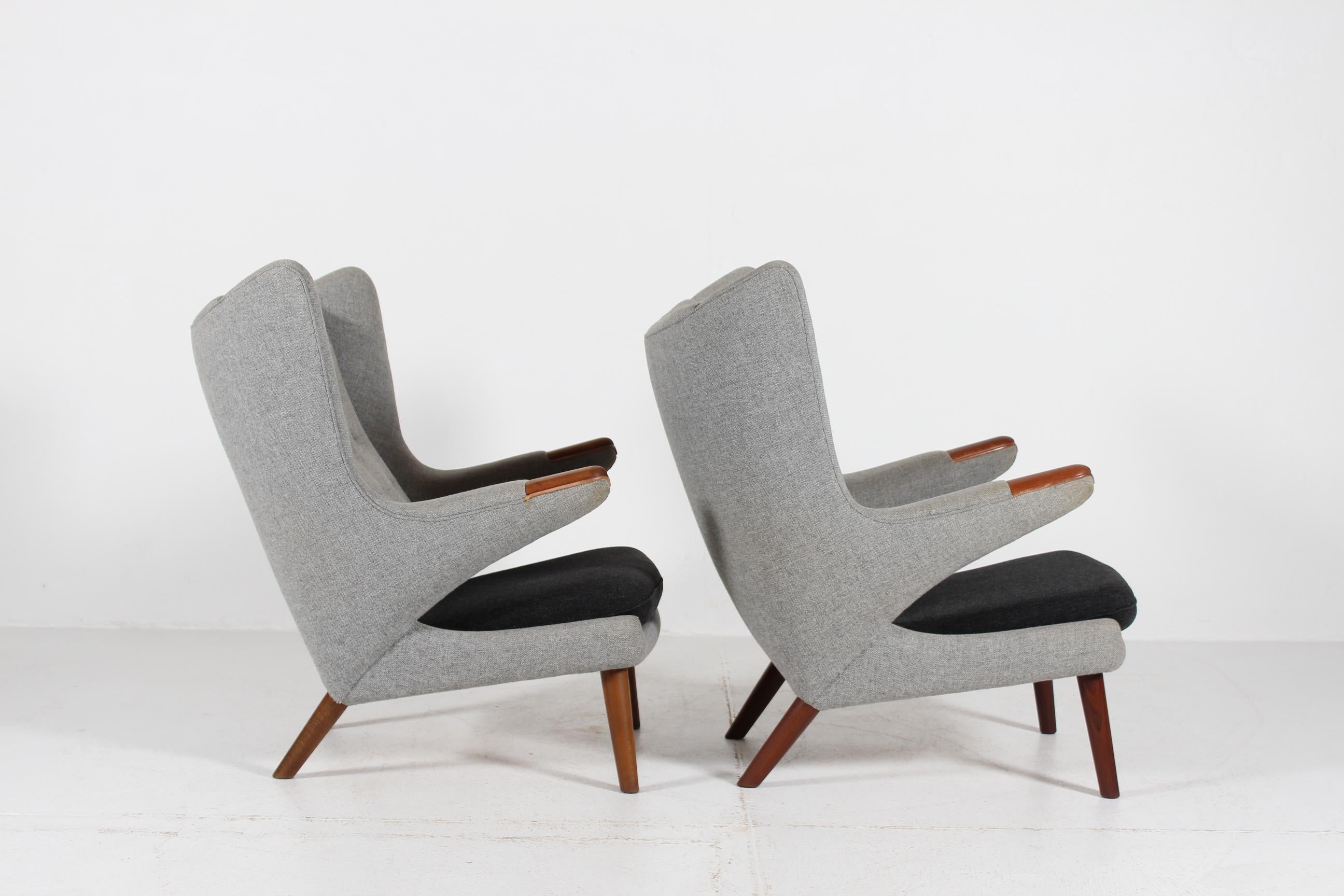 Mid-Century Modern Ensemble de deux chaises Papa Bear de H. J. Wegner avec tapisserie Hallingdal grise, années 1960 en vente