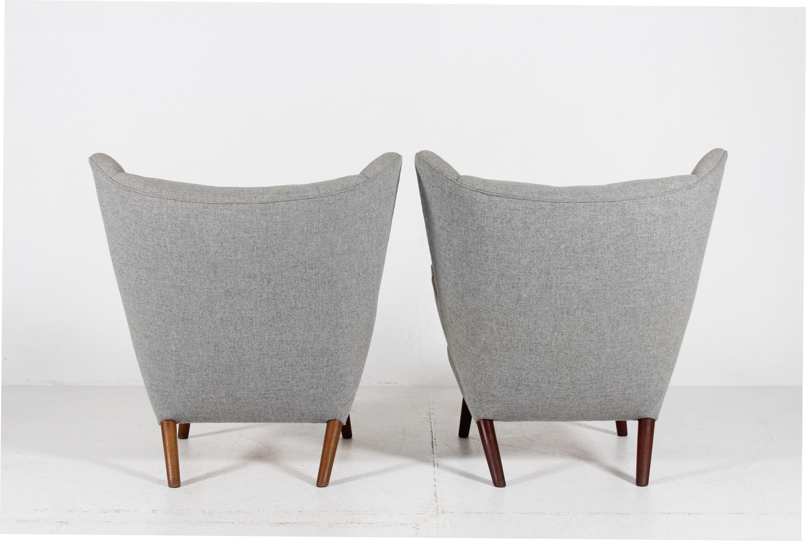 Danois Ensemble de deux chaises Papa Bear de H. J. Wegner avec tapisserie Hallingdal grise, années 1960 en vente