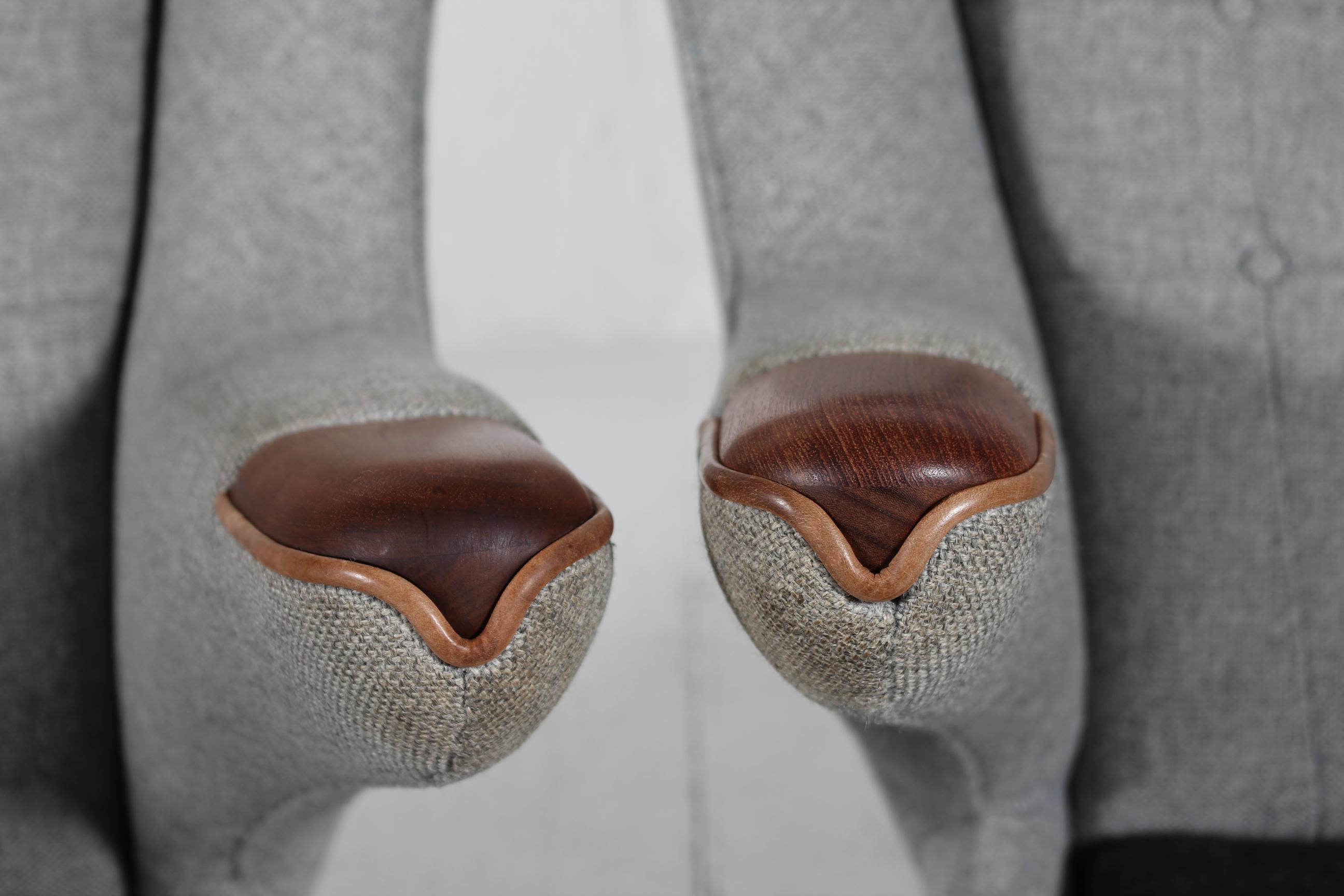 Travail du bois Ensemble de deux chaises Papa Bear de H. J. Wegner avec tapisserie Hallingdal grise, années 1960 en vente