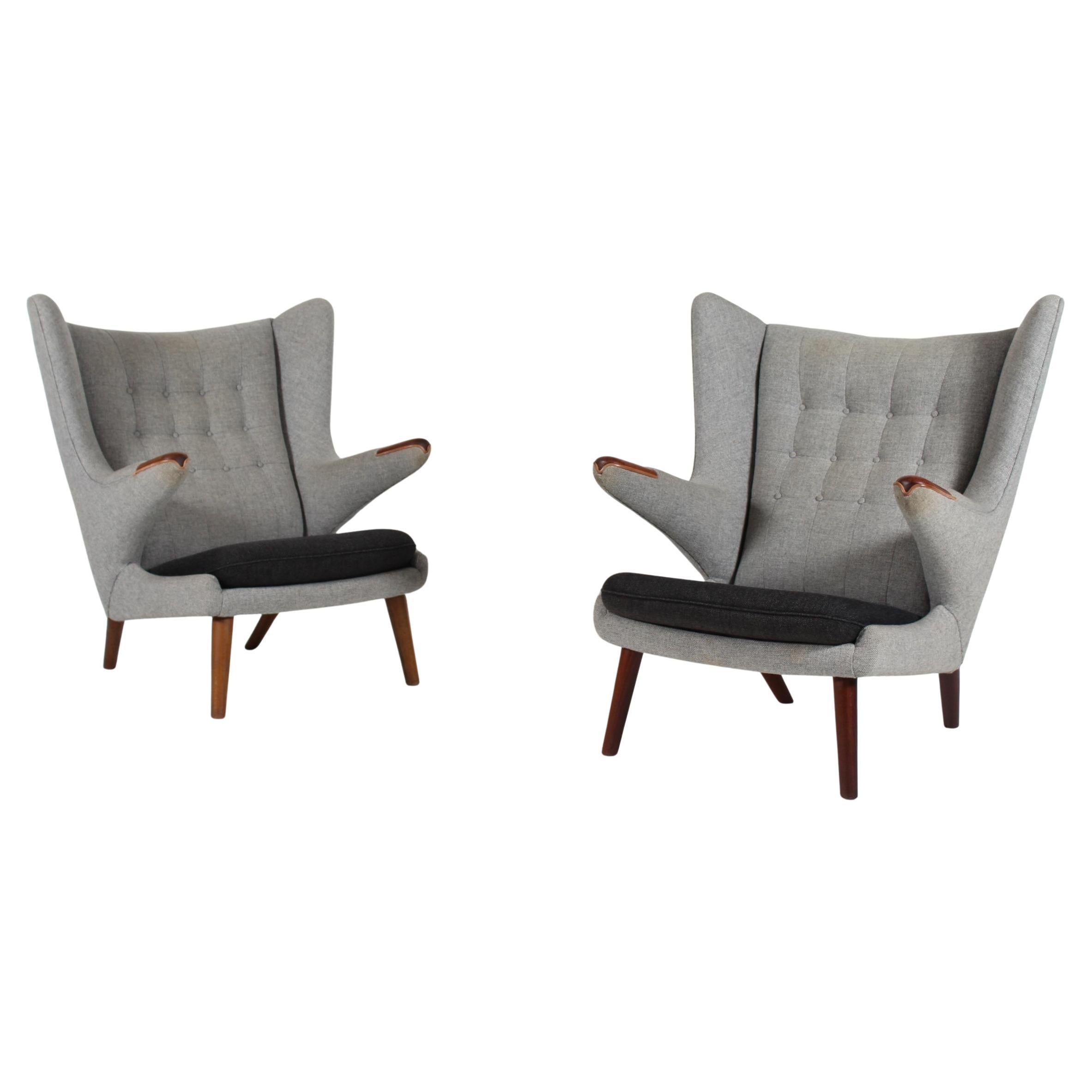 Ensemble de deux chaises Papa Bear de H. J. Wegner avec tapisserie Hallingdal grise, années 1960 en vente