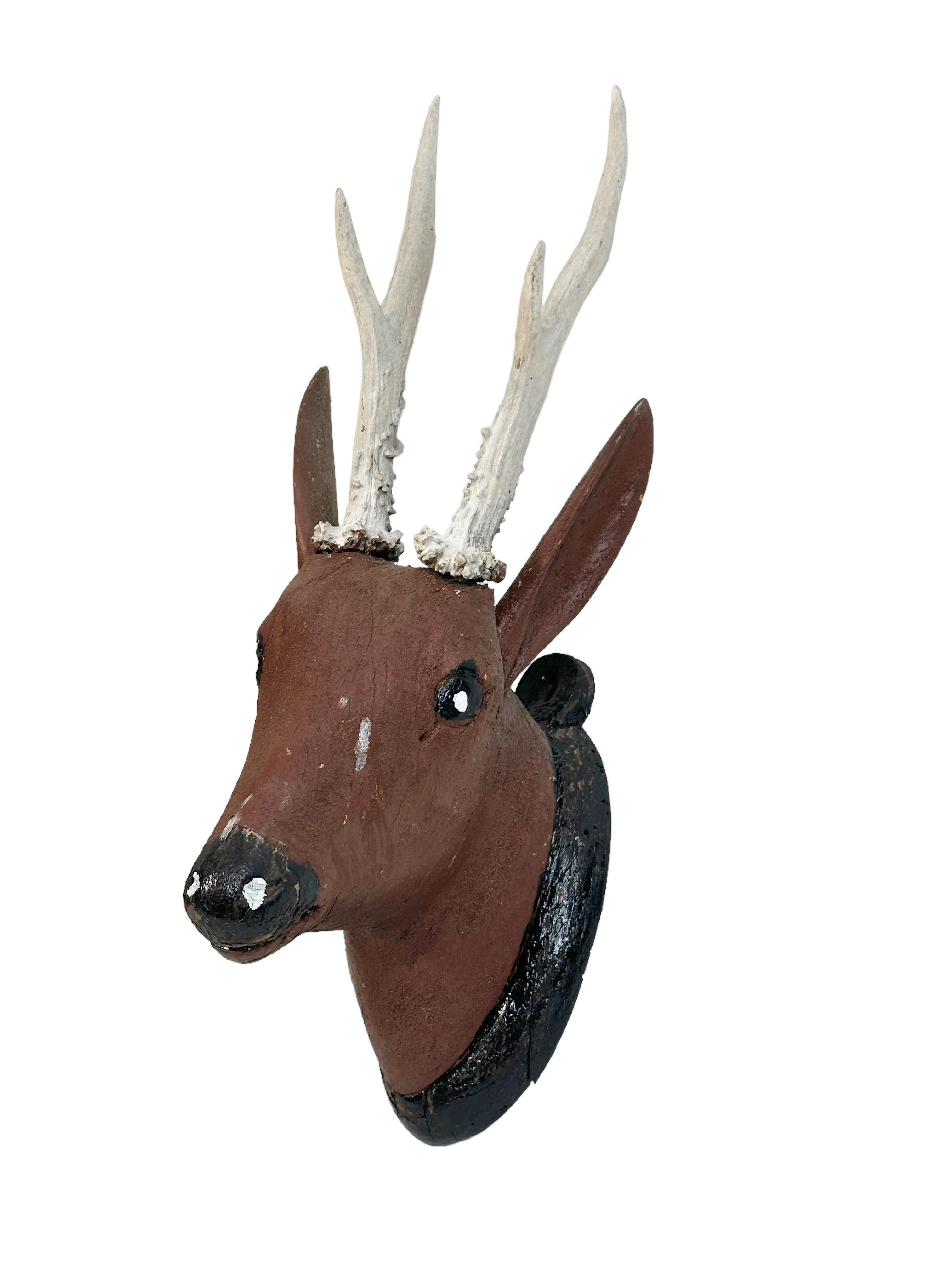 Allemand Ensemble de deux têtes de cerf artisanales sculptées à la main avec de vrais bois, 19ème siècle en vente