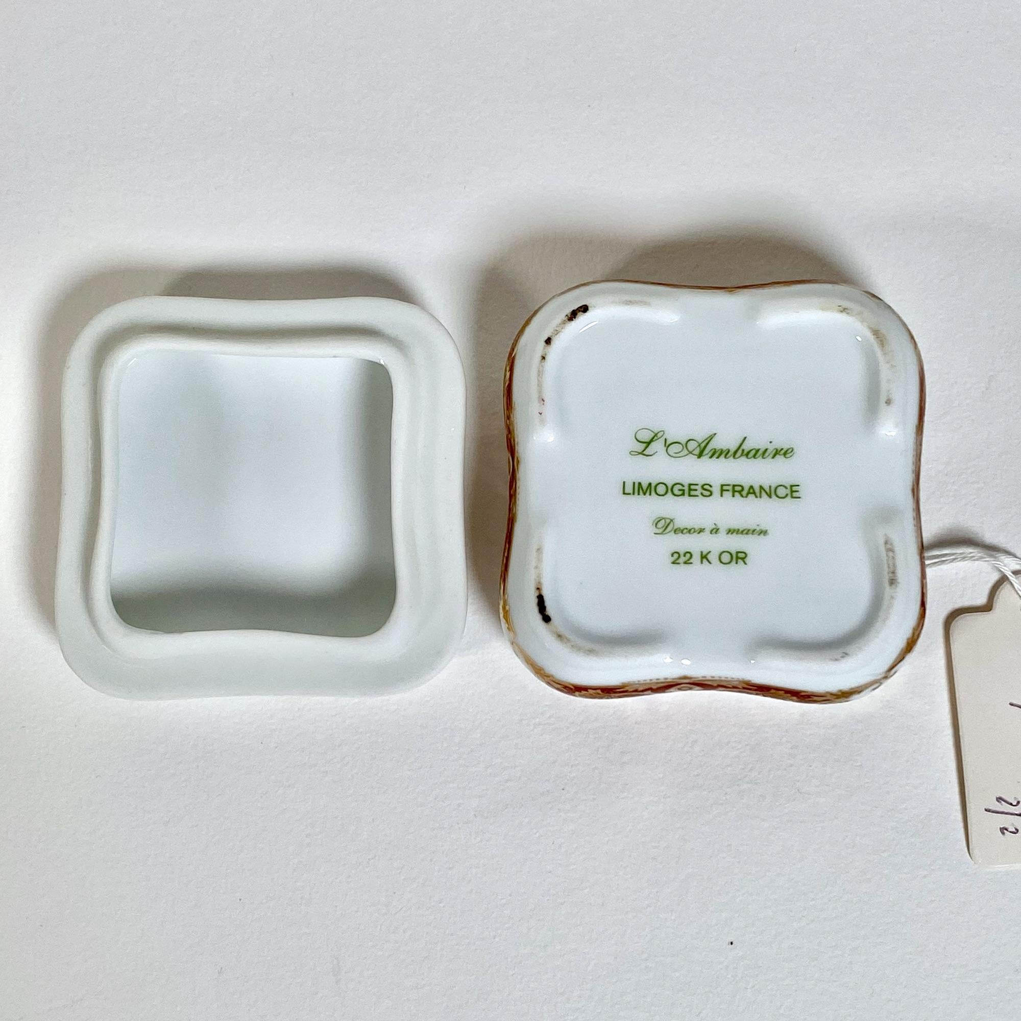 Set of Two Hand-Painted Limoges Porcelain Boxes with 22k Gold Detailing, 1960s In Good Condition For Sale In PARIS, FR