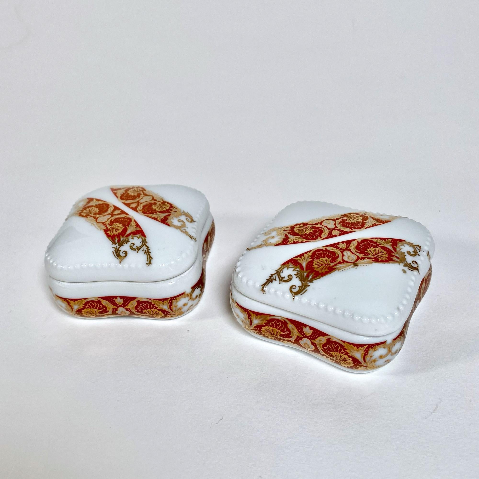 Set of Two Hand-Painted Limoges Porcelain Boxes with 22k Gold Detailing, 1960s For Sale 1
